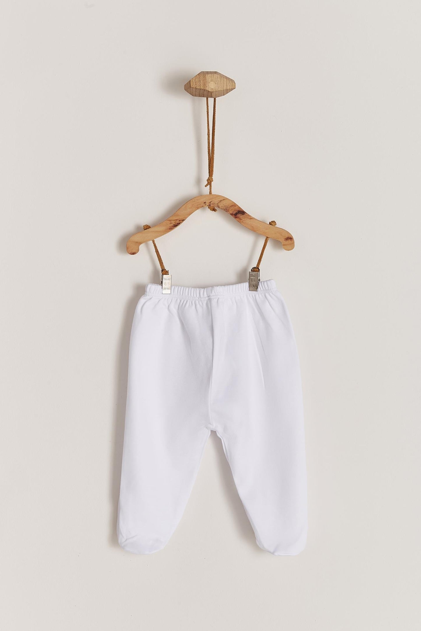 This pretty and luxuriously soft kimono set is a must for your baby! Is the perfect pyjama to be at home the first days, and the fact that is a crossed shirt is practical at the moment of sanitising the belly of the baby, so you won't have to change the whole clothing. Babies will be so confortable and cozy that you would love to have more than just one. Match it with any of our blankets, bibs or towels for the perfect newborn gift! Colour: White.