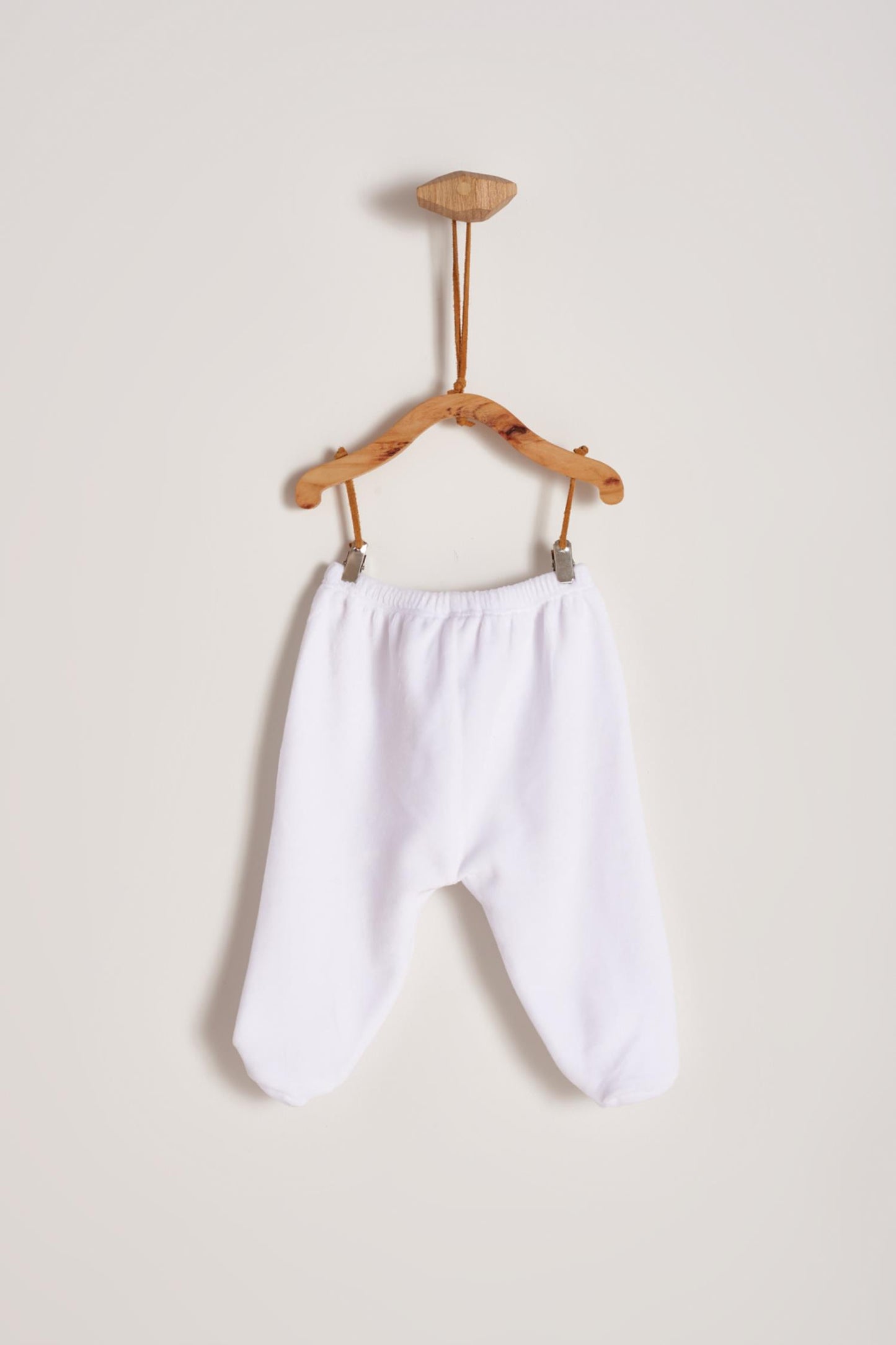 These super cute and soft plush footed pants are a maternity bag must-have! Pants have elastic waist for easy dressing. Match it with our plush cardigans for the sweetest look! Colour: White Composition: 85% Peruvian Pima Cotton, 15% Polyester Made in Peru. Machine washable. Safety warning: Keep away from fire.