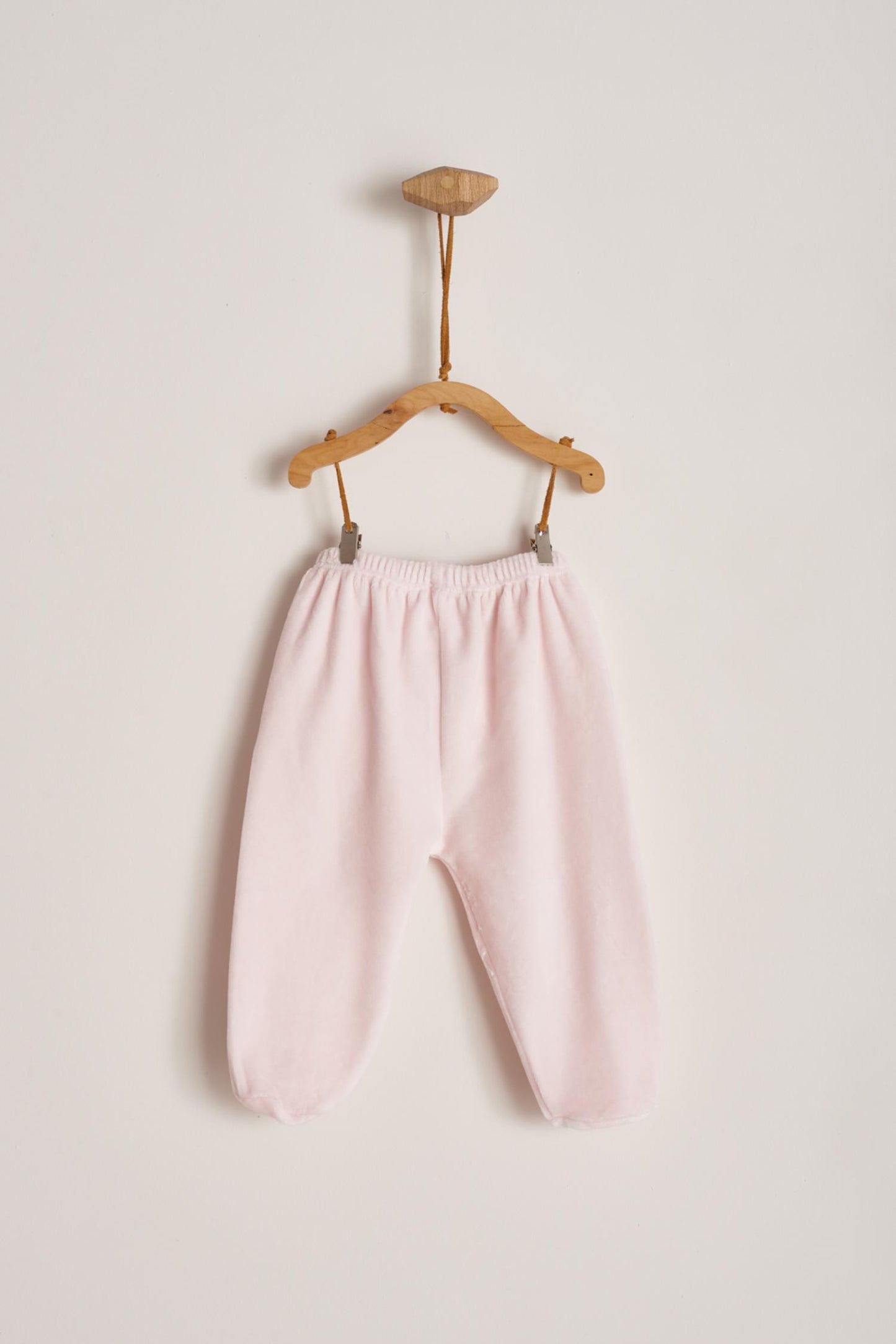 These super cute and soft plush footed pants are a maternity bag must-have! Pants have elastic waist for easy dressing. Match it with our plush cardigans for the sweetest look! Colour: Pink. Composition: 85% Peruvian Pima Cotton, 15% Polyester Made in Peru. Machine washable. Safety warning: Keep away from fire.