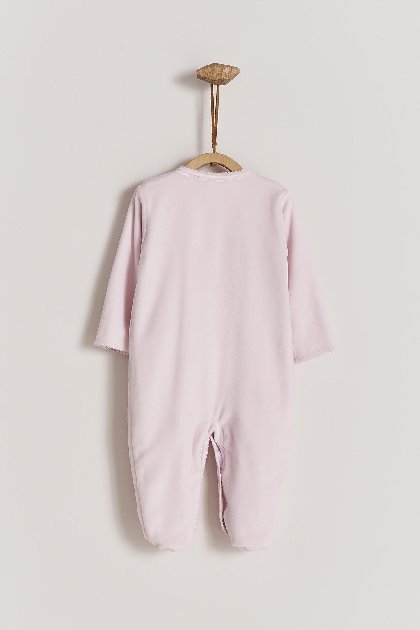 Super soft and warm plush footie for your little baby's first winter. Fully lined with our cute In the Woods 100% Pima cotton print. Features long sleeves, rounded neckline and embroidery at the front with full snaps closure or easy dressing and diapering. Match it with our logo blanket and beanie for the ideal gift! Colour: Pink. Composition: 100% Peruvian Pima cotton. Made in Peru. Machine wash cold.