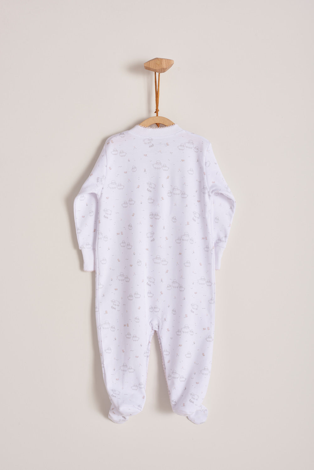 This super soft 100% Pima cotton, long-sleeve, footed pyjama with full snap closure is a maternity must-have! The pyjama has delicate picot edging and it features our lovely Fluffy Sheep print! In size NB, the cuffs give the option of making them mittens for the baby's first days, and can then be folded again. Colour: White with pink. Composition: 100% Peruvian Pima Cotton. Made in Peru. Machine washable. Safety warning: Keep away from fire.