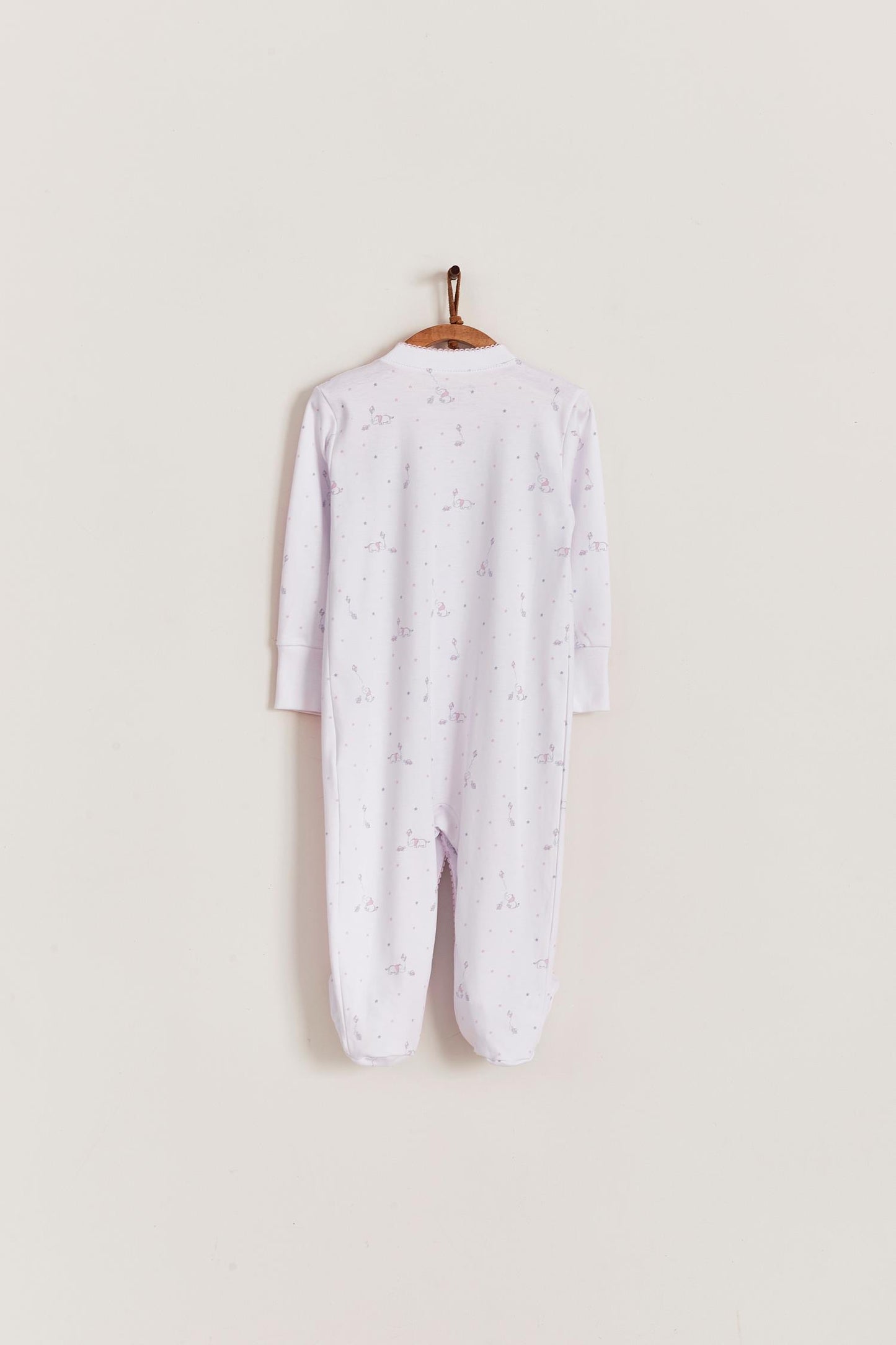 Super soft Pima cotton, long-sleeve, footed pyjama with full snap closure. The pyjama has delicate picot edging and it features our lovely Celine & Bernie print! In size NB, the cuffs give the option of making them mittens for the baby's first days, and can then be folded again. Colour: White with pink. Composition: 100% Peruvian Pima Cotton. Made in Peru. Machine washable. Safety warning: Keep away from fire.