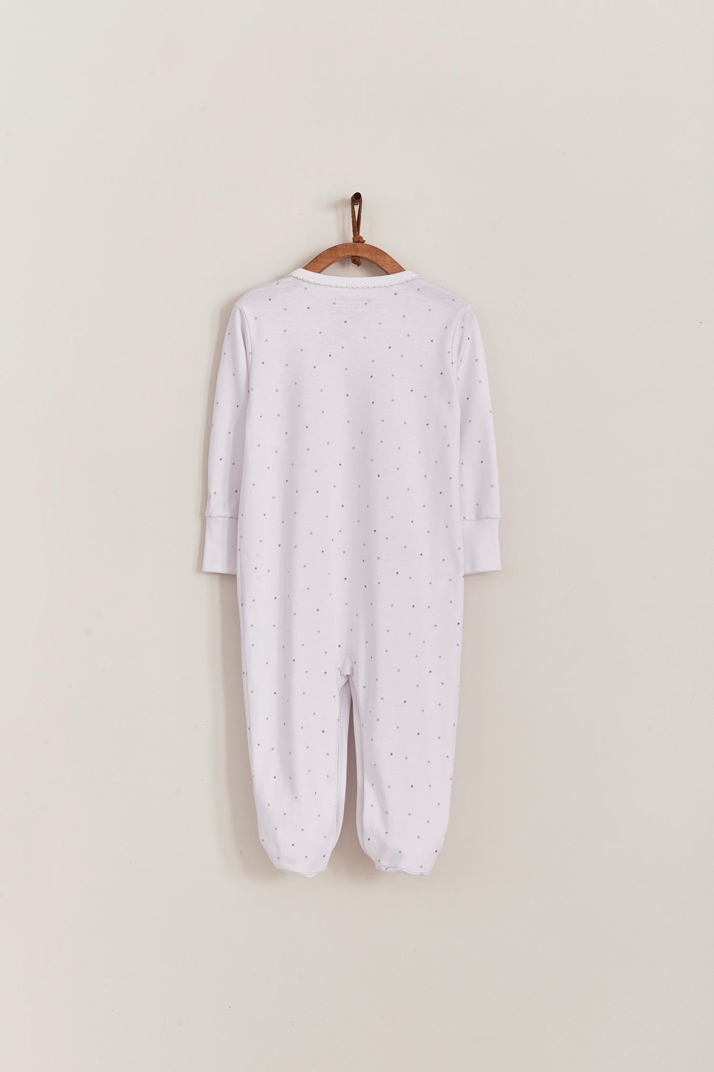 This super cute as soft Night Stars crossed footie is what a maternity bag must-have! With snap buttons between the legs that make it super easy to slip on. Pair it with our Night Stars knot beanies for added cuteness and comfort! Colour: White with brown details. Composition: 100% Peruvian Pima Cotton. Made in Peru. Machine washable. Safety warning: Keep away from fire.