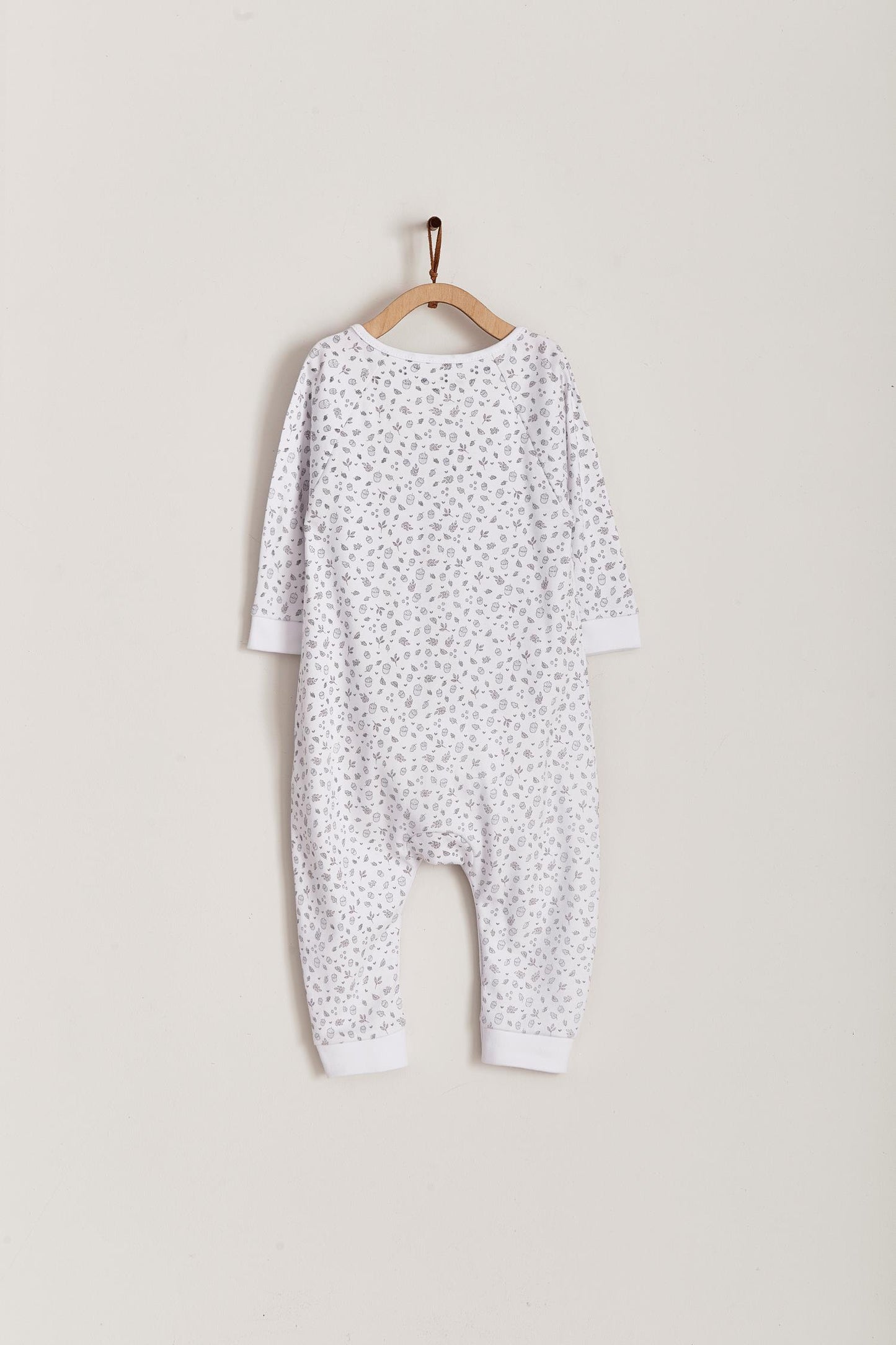 Our Leaves footless pyjama is just as comfy and practical as any other footie. Your little one can grow with it and wear it for a longest time. Soft, cute and delicate, it makes a perfect gift! Colour: White with coloured details. Composition: 100% Peruvian Pima Cotton. Made in Peru. Machine washable. Safety warning: Keep away from fire.