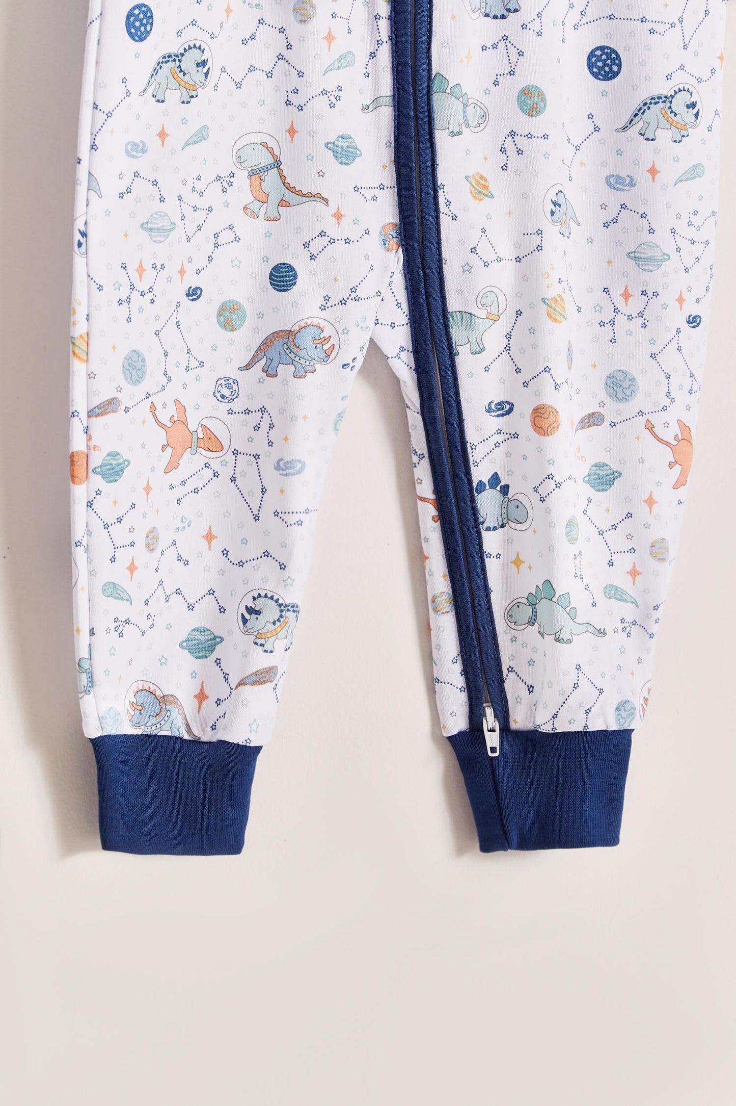 Space Dinos footless pyjama is colourful, cute and fun! Zipper added for more comfort and practicality. Starting in 12 months all our footies are snug fit. Colour: White with blue, light-blue and orange details. Composition: 100% Peruvian Pima Cotton. Made in Peru. Machine washable. Safety warning: Keep away from fire.