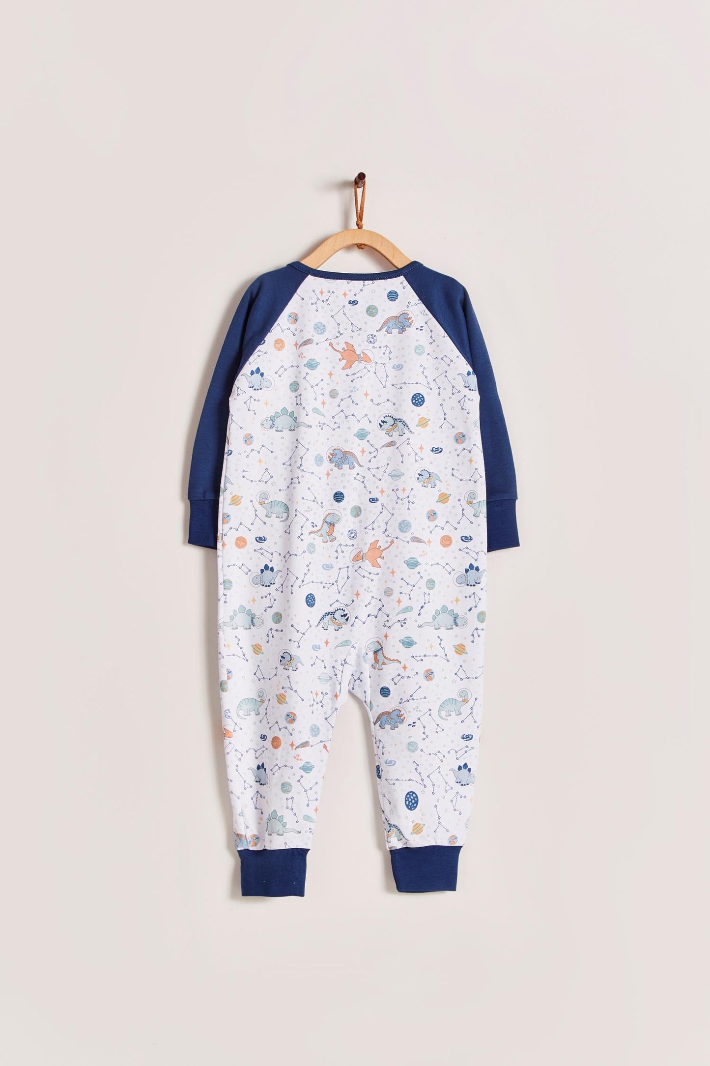 Space Dinos footless pyjama is colourful, cute and fun! Zipper added for more comfort and practicality. Starting in 12 months all our footies are snug fit. Colour: White with blue, light-blue and orange details. Composition: 100% Peruvian Pima Cotton. Made in Peru. Machine washable. Safety warning: Keep away from fire.