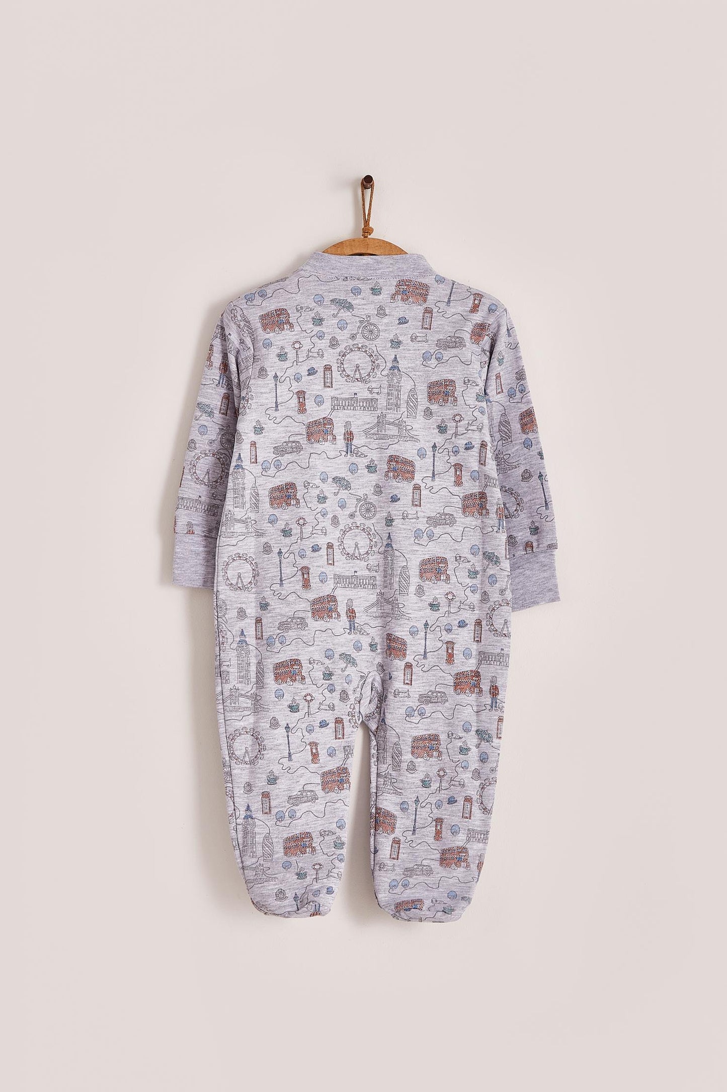 London Sights long-sleeves footie is what a maternity bag must-have! With zipper added for more comfort and practicality. In the larger sizes it has anti-slips on the feet so that babies do not slip when they start to take their first steps. Colour: Grey with blue and red details. Composition: 95% Peruvian Pima cotton, 5% Polyester. Made in Peru. Machine washable. Safety warning: Keep away from fire.