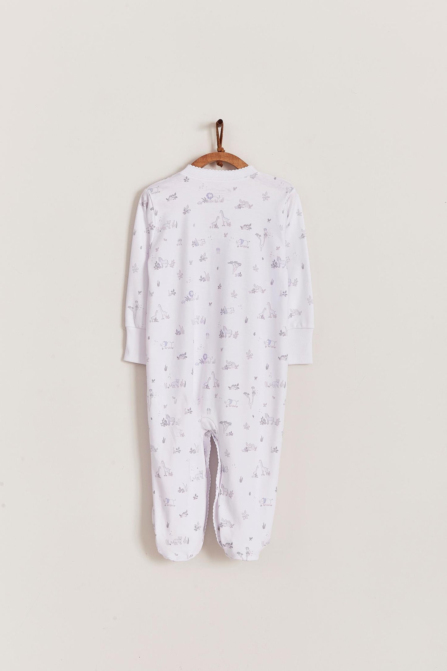 Super soft Pima cotton, long-sleeve, footed pyjama with full snap closure. The pyjama has delicate picot edging and it features our lovely Mini Safari print! In size NB, the cuffs give the option of making them mittens for the baby's first days, and can then be folded again. Colour: White with light-blue and grey. Composition: 100% Peruvian Pima Cotton. Made in Peru. Machine washable. Safety warning: Keep away from fire.