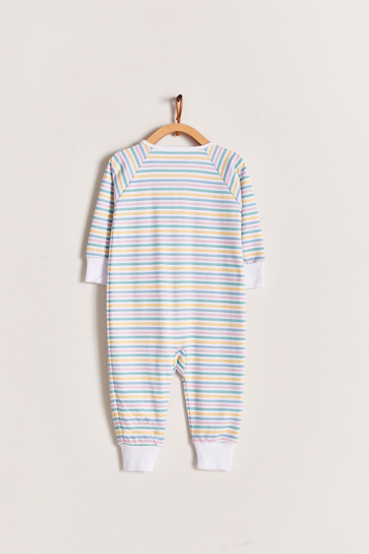 Rainbow Stripes is super cute pyjama full of colours! Your little one can grow with it and wear it for a longest time. With zipper added for more comfort and practicality. Starting in 12 months all our footies are snug fit. Colour: White with yellow, green and pink stripes. Composition: 100% Peruvian Pima Cotton. Made in Peru. Machine washable. Safety warning: Keep away from fire.