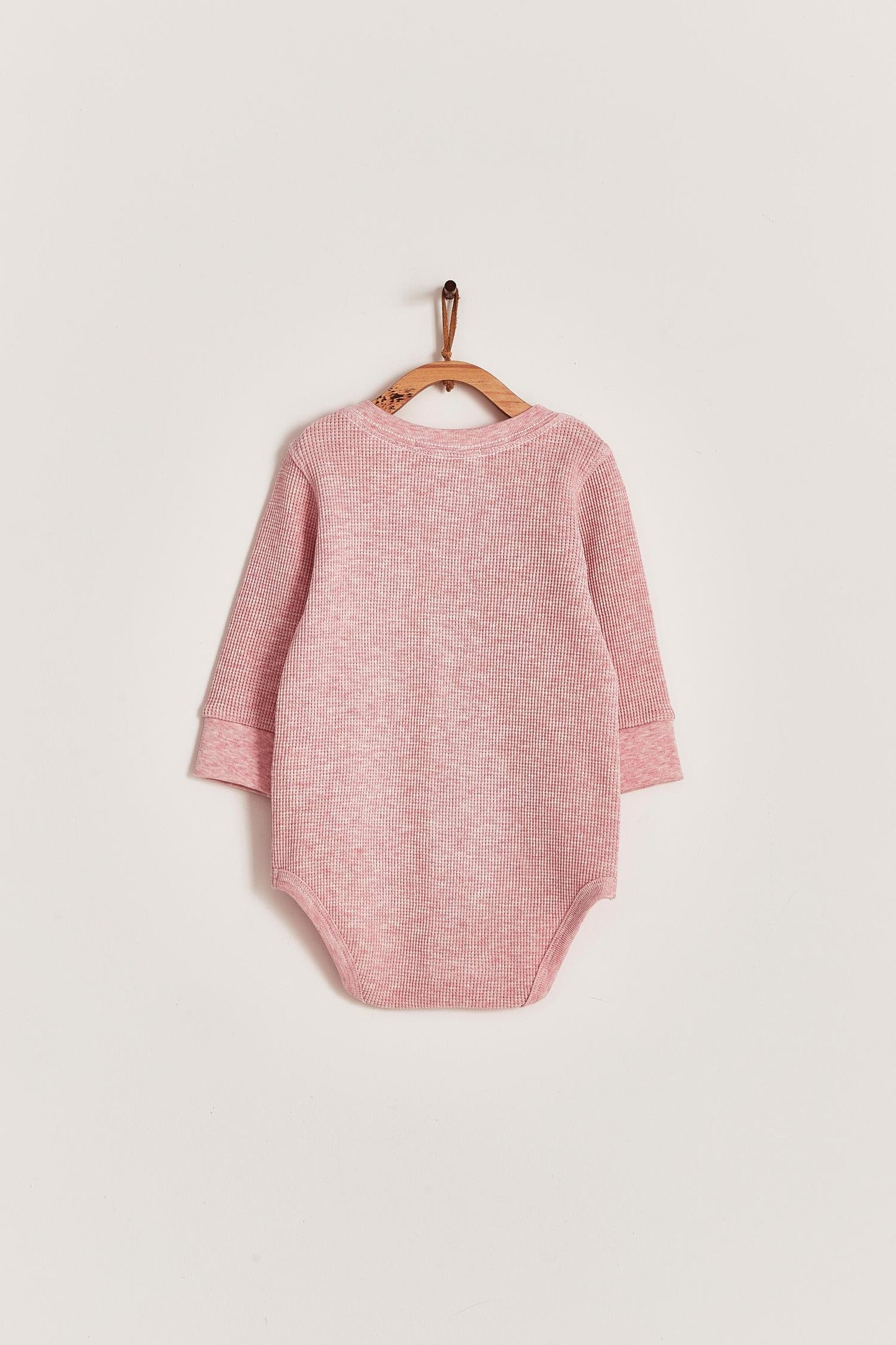 Our Pima Colours Waffle long sleeve bodysuit is perfect for winter time! This beautiful top gives the coolest look to your little one. Pair it with any of our sweatpants, overalls or waffle pants for the perfect look or gift! Colour: Pink. Composition: 100% Peruvian Pima Cotton. Made in Peru. Machine washable.