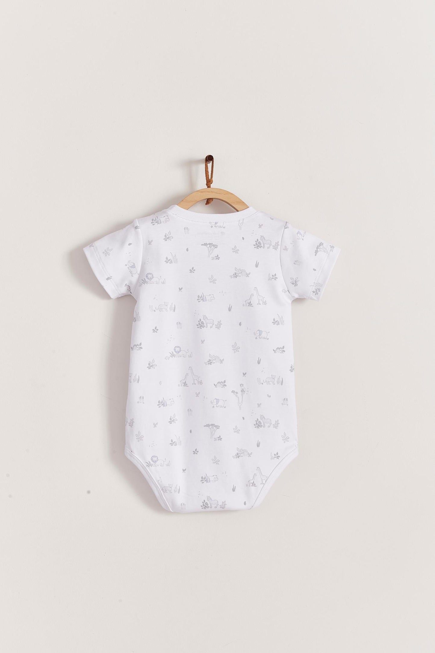 This beautiful short sleeve bodysuit featuring a full print of our Mini Safari collection is made with the softest Pima Cotton. Perfect for a playtime occasion! Pair it with any of our sweatpants or overalls for the perfect look. Composition: 100% Peruvian Pima Cotton. Made in Peru. Machine washable.