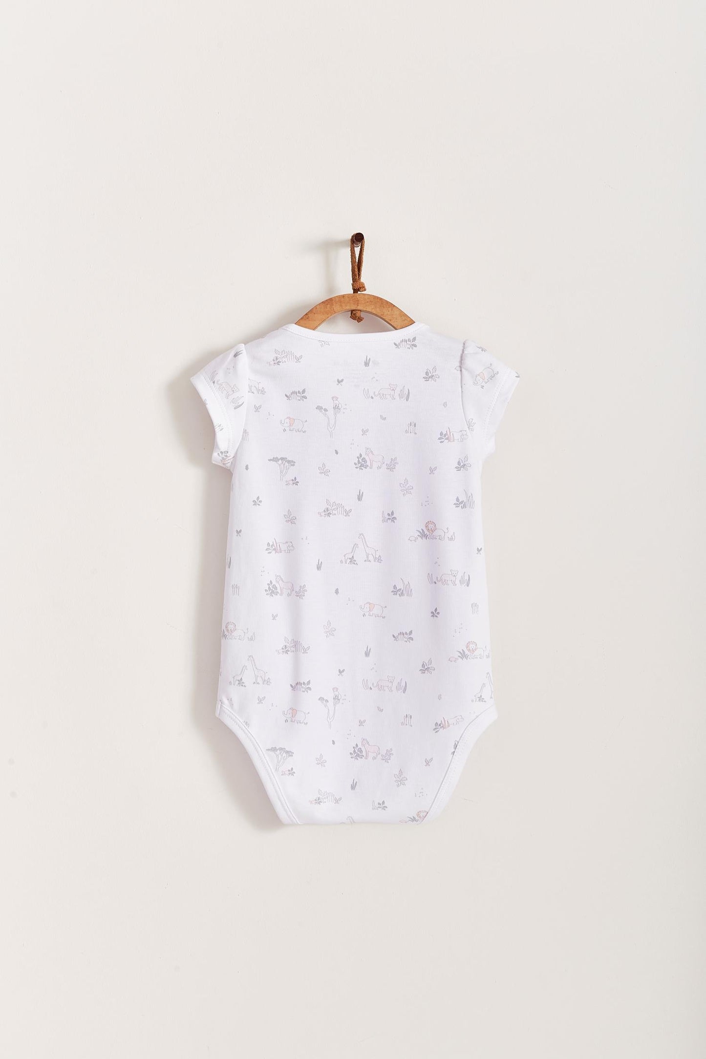 This beautiful short sleeve bodysuit featuring a full print of our Mini Safari collection is made with the softest Pima Cotton. Perfect for a playtime occasion! Pair it with any of our sweatpants or overalls for the perfect look. Composition: 100% Peruvian Pima Cotton. Made in Peru. Machine washable.