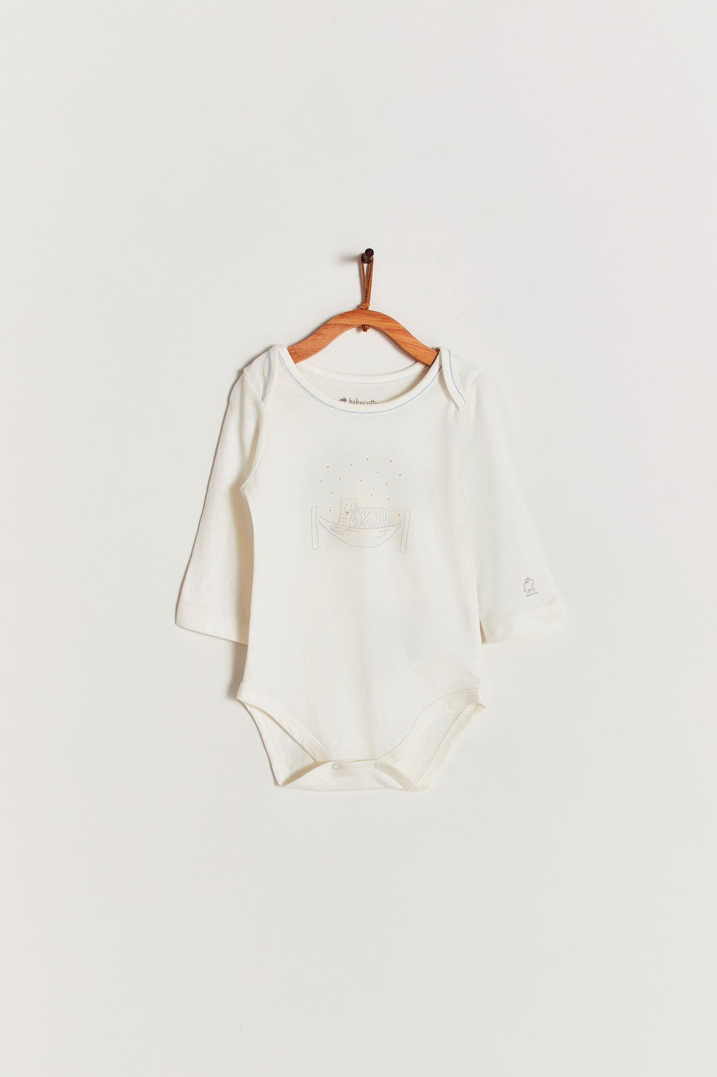 Made from 100% super soft Pima cotton Cute long sleeve bodysuit, our Safari bodysuit features a huge tiger resting in bed. Popper fastenings around the legs make changing easy, too. Colour: Taupe with light blue. Composition: 100% Peruvian Pima Cotton. Made in Peru. Machine washable.