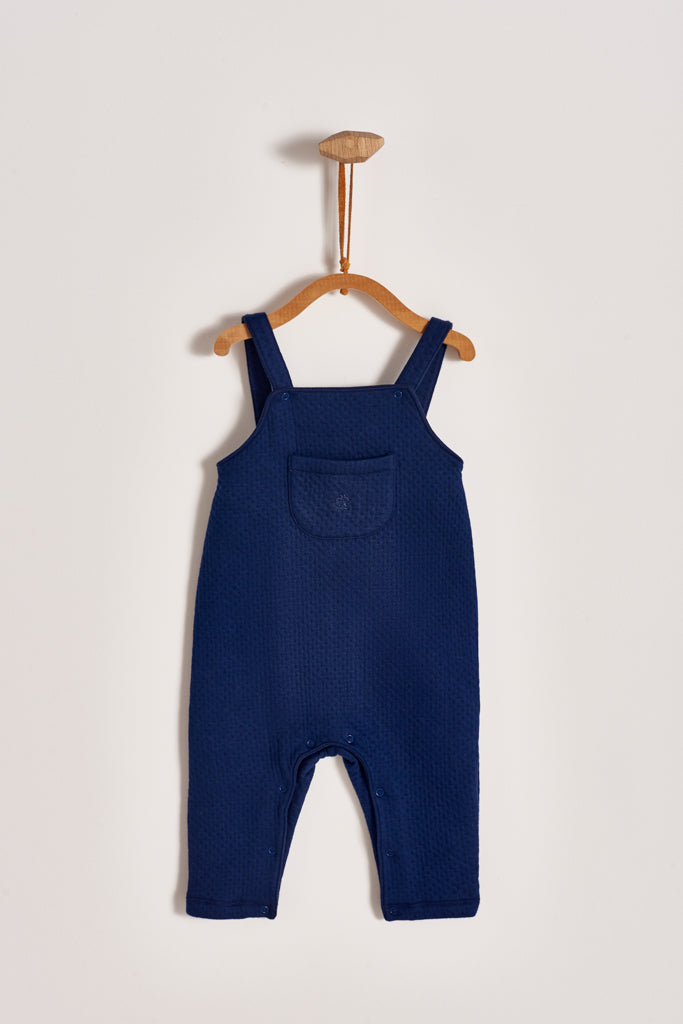 Featuring our Logo collection, this blue quilted playsuit is ideal for your baby to feel comfy and warm while having a great time exploring around! Pair it with any of our bodysuits for the perfect weekend look! Colour: Blue Composition: 100% Peruvian Pima Cotton. Made in Peru. Machine washable.