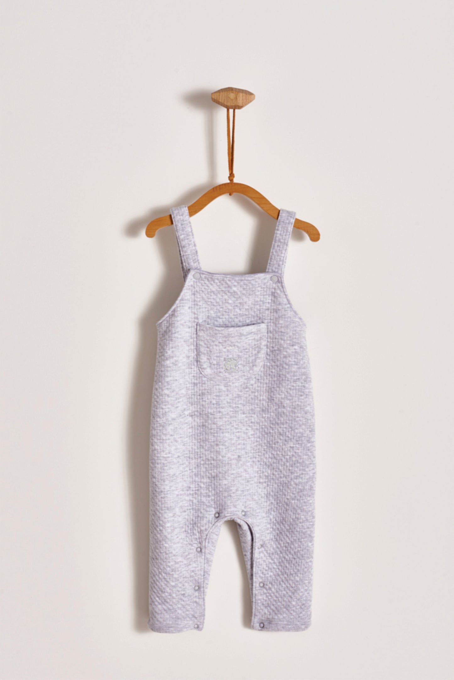 Featuring our Logo collection, this blue quilted playsuit is ideal for your baby to feel comfy and warm while having a great time exploring around! Pair it with any of our bodysuits for the perfect weekend look! Colour: Grey Composition: 100% Peruvian Pima Cotton. Made in Peru. Machine washable.