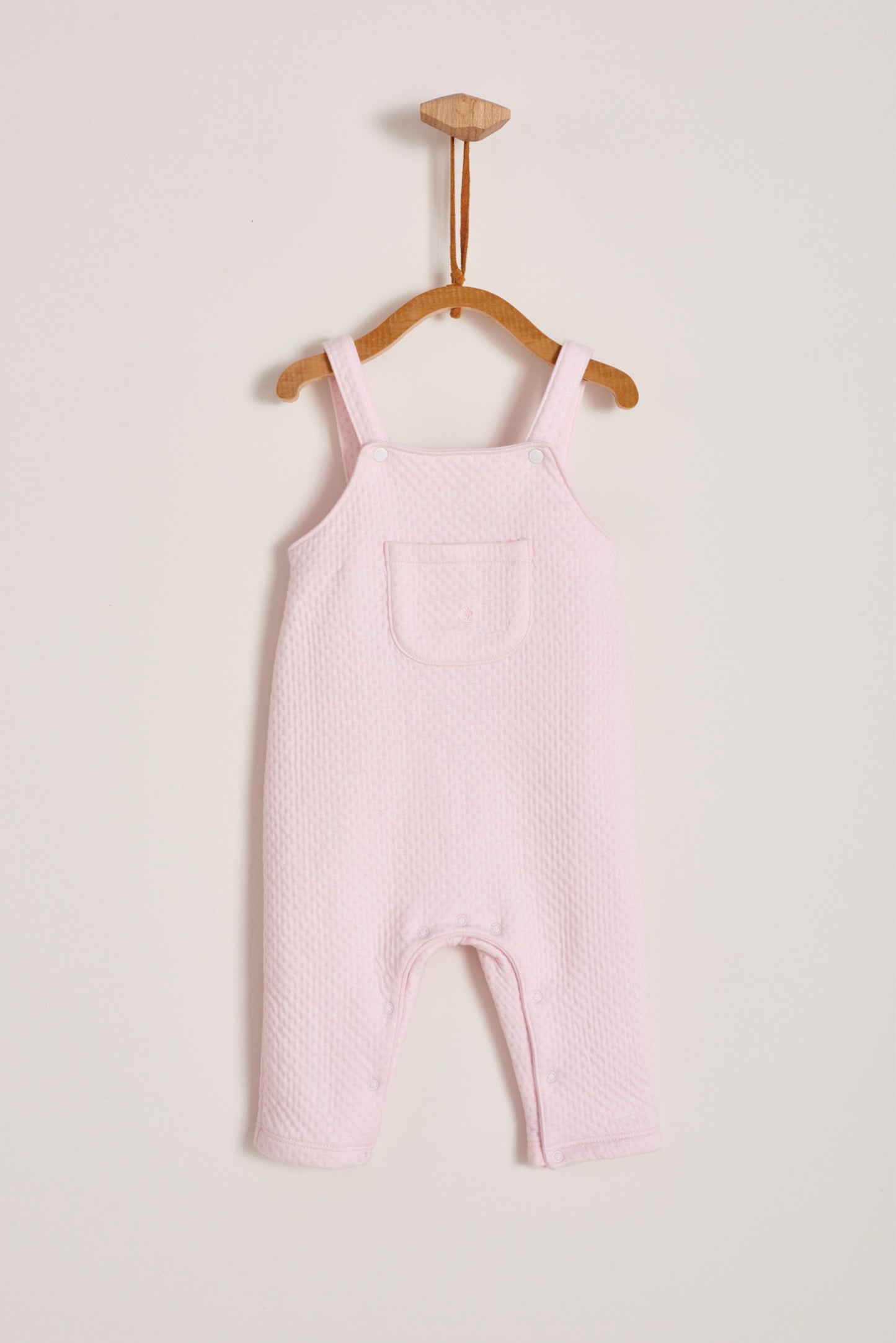 Featuring our Logo collection, this blue quilted playsuit is ideal for your baby to feel comfy and warm while having a great time exploring around! Pair it with any of our bodysuits for the perfect weekend look! Colour: Pink Composition: 100% Peruvian Pima Cotton. Made in Peru. Machine washable.