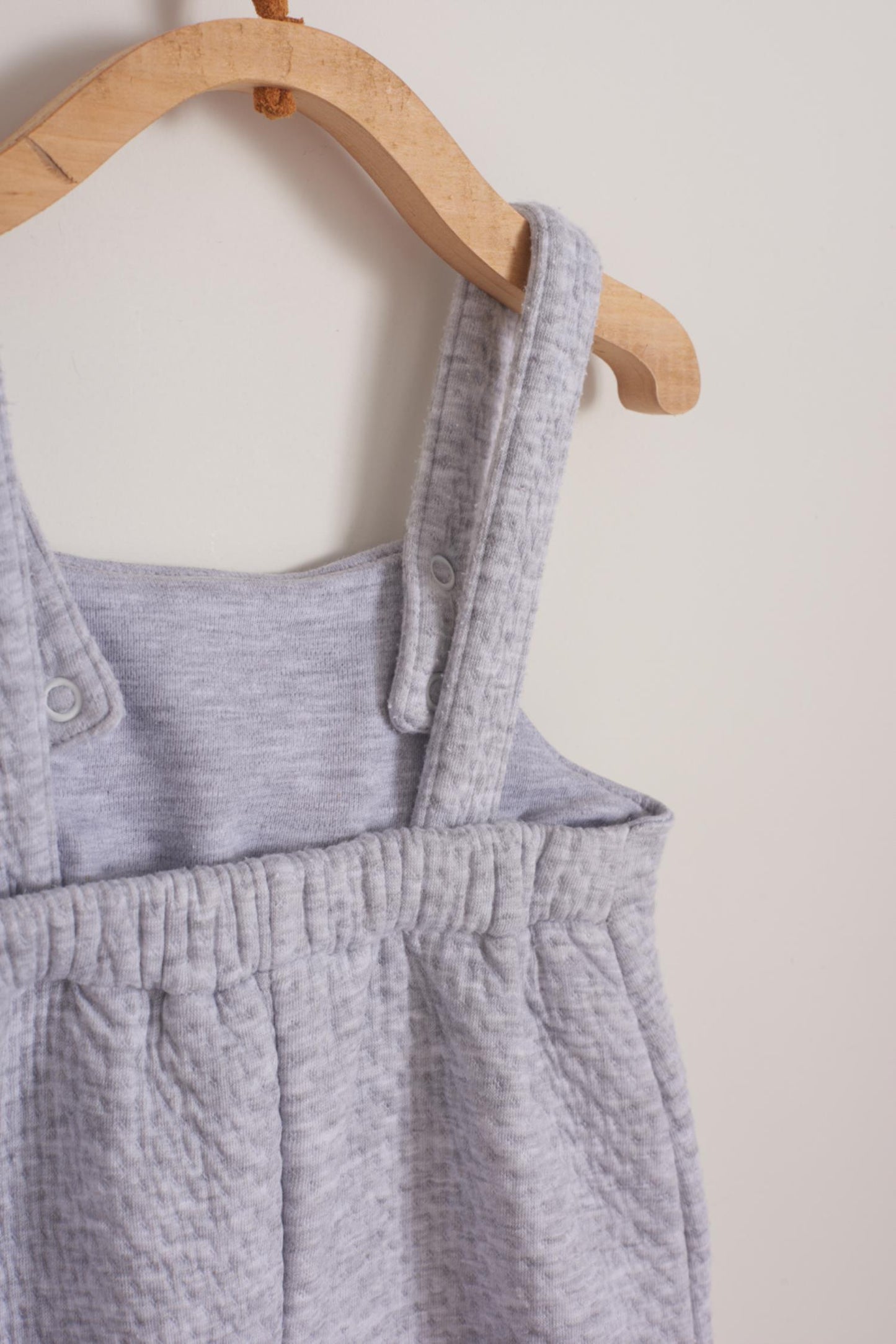 Featuring our Logo collection, this blue quilted playsuit is ideal for your baby to feel comfy and warm while having a great time exploring around! Pair it with any of our bodysuits for the perfect weekend look! Colour: Grey Composition: 100% Peruvian Pima Cotton. Made in Peru. Machine washable.