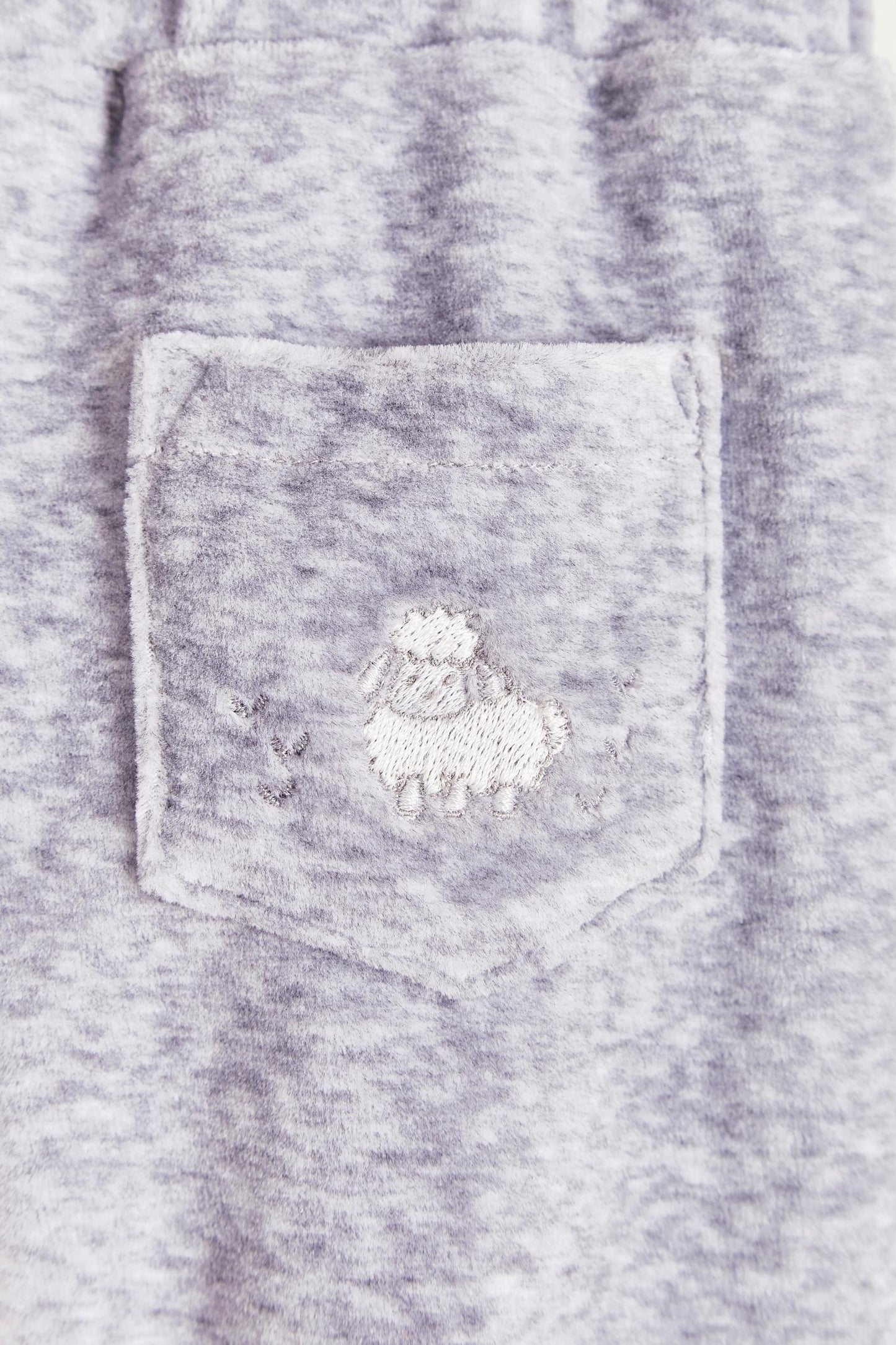 The loveliest and warmest baby boy reversible plush pants! Fully lined with Pima cotton. Features an elasticized waist and pocket at the back. Perfect to match with My Fluffy Sheep hoodie for the ideal winter look! Colour: Grey. Composition: Outer: 85% cotton, 15% polyester. Lining: 100% Pima cotton. Made in Peru. Machine wash cold.