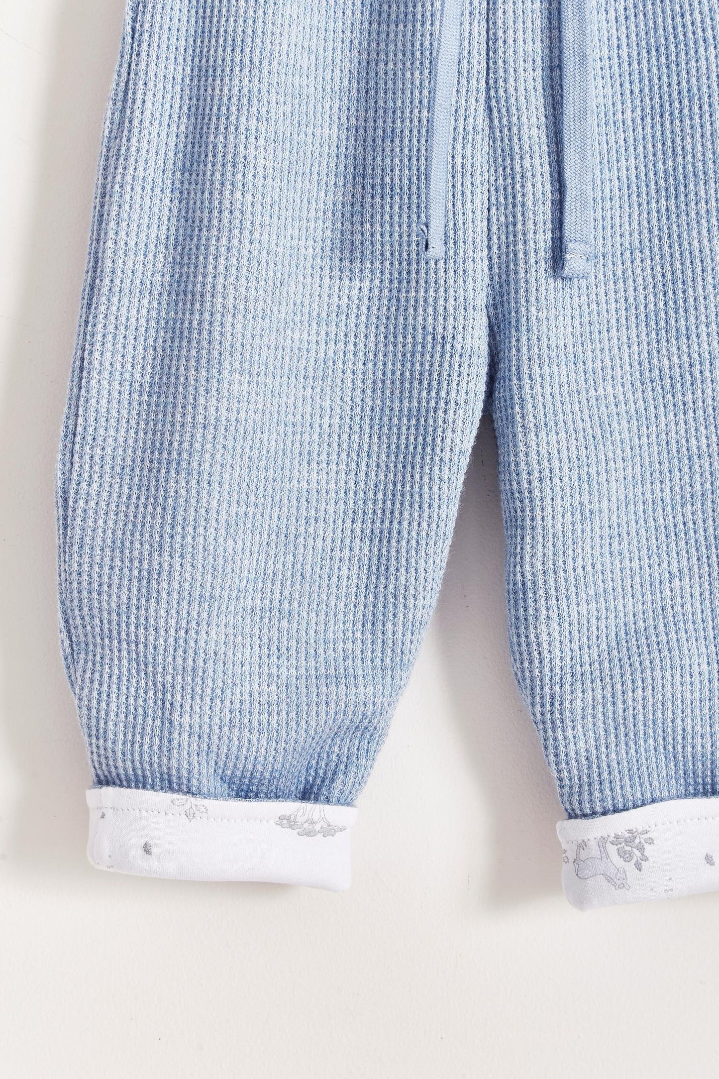 Mini Safari Waffle pants are super cute, soft and comfortable for our babies. 100% Pima cotton inside, with our beautiful Mini Safari print; outside is one-colour waffle styled. Combine it with our mini safari waffle cardigan, and mini safari bodysuit for a complete look! Colour: Light-blue. Composition: 100% Peruvian Pima cotton. Made in Peru. Machine wash cold.