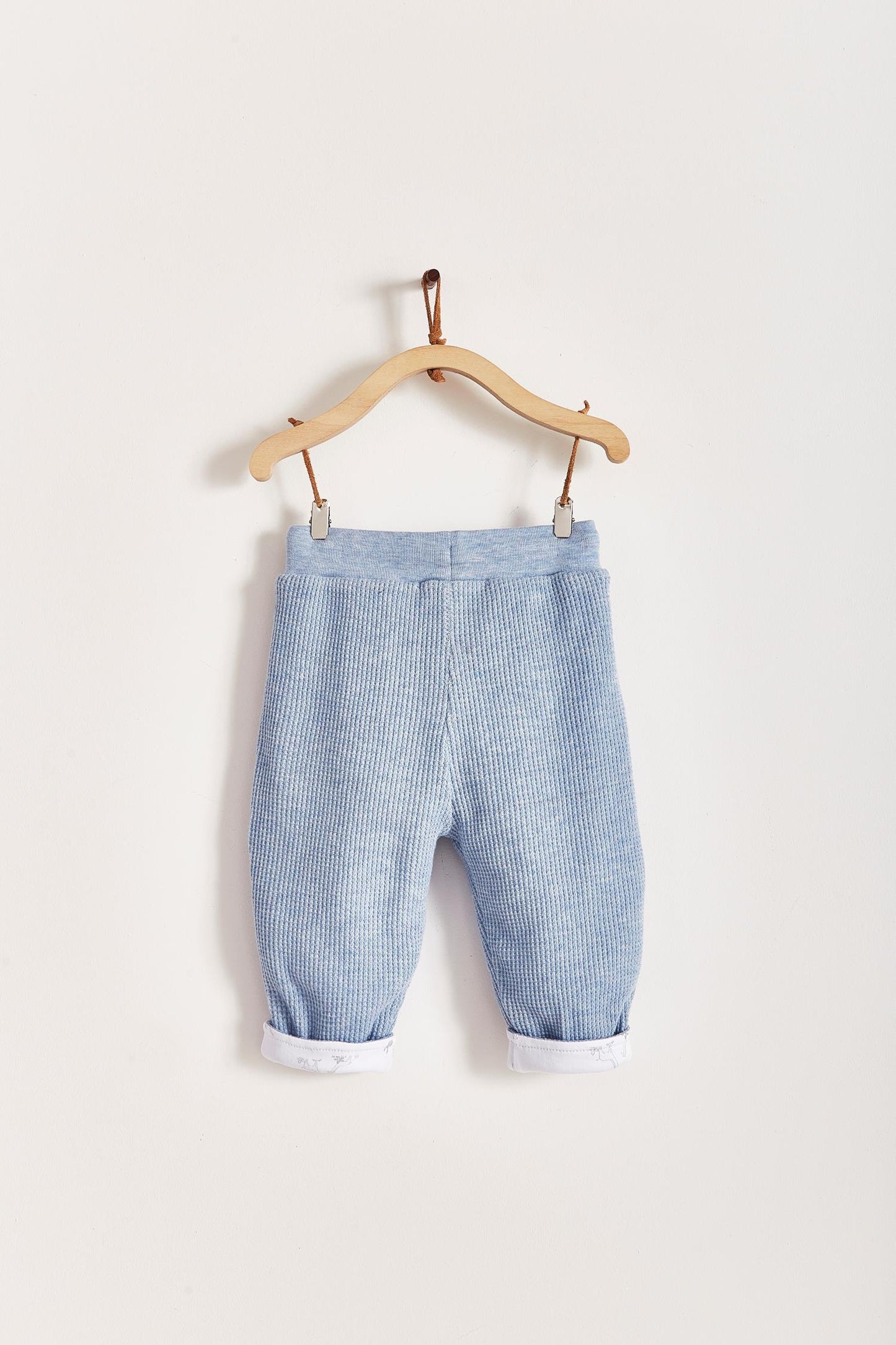 Mini Safari Waffle pants are super cute, soft and comfortable for our babies. 100% Pima cotton inside, with our beautiful Mini Safari print; outside is one-colour waffle styled. Combine it with our mini safari waffle cardigan, and mini safari bodysuit for a complete look! Colour: Light-blue. Composition: 100% Peruvian Pima cotton. Made in Peru. Machine wash cold.