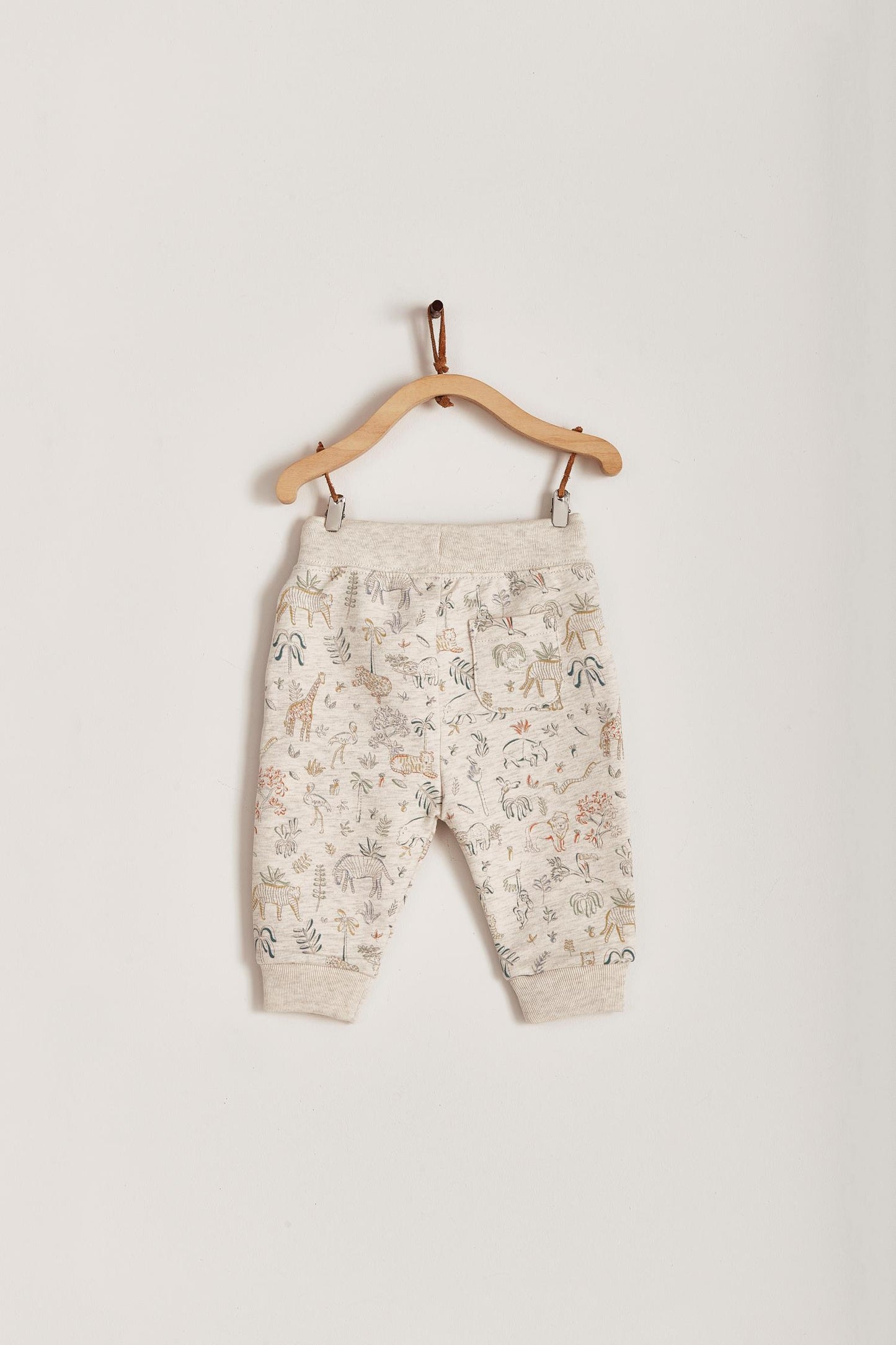 Safari Jogger pants are perfect for everyday! Comfy and stylish for every season, it features an elasticated inner waist and contrasting drawstring to fit. Pockets on the front. Combine it with any of our Pima Colour bodysuits and Safari's jumper for a complete look. Colour: Beige melange with coloured details. Composition: 95% Peruvian Pima cotton, 5% Elastane.  Made in Peru. Machine wash cold.