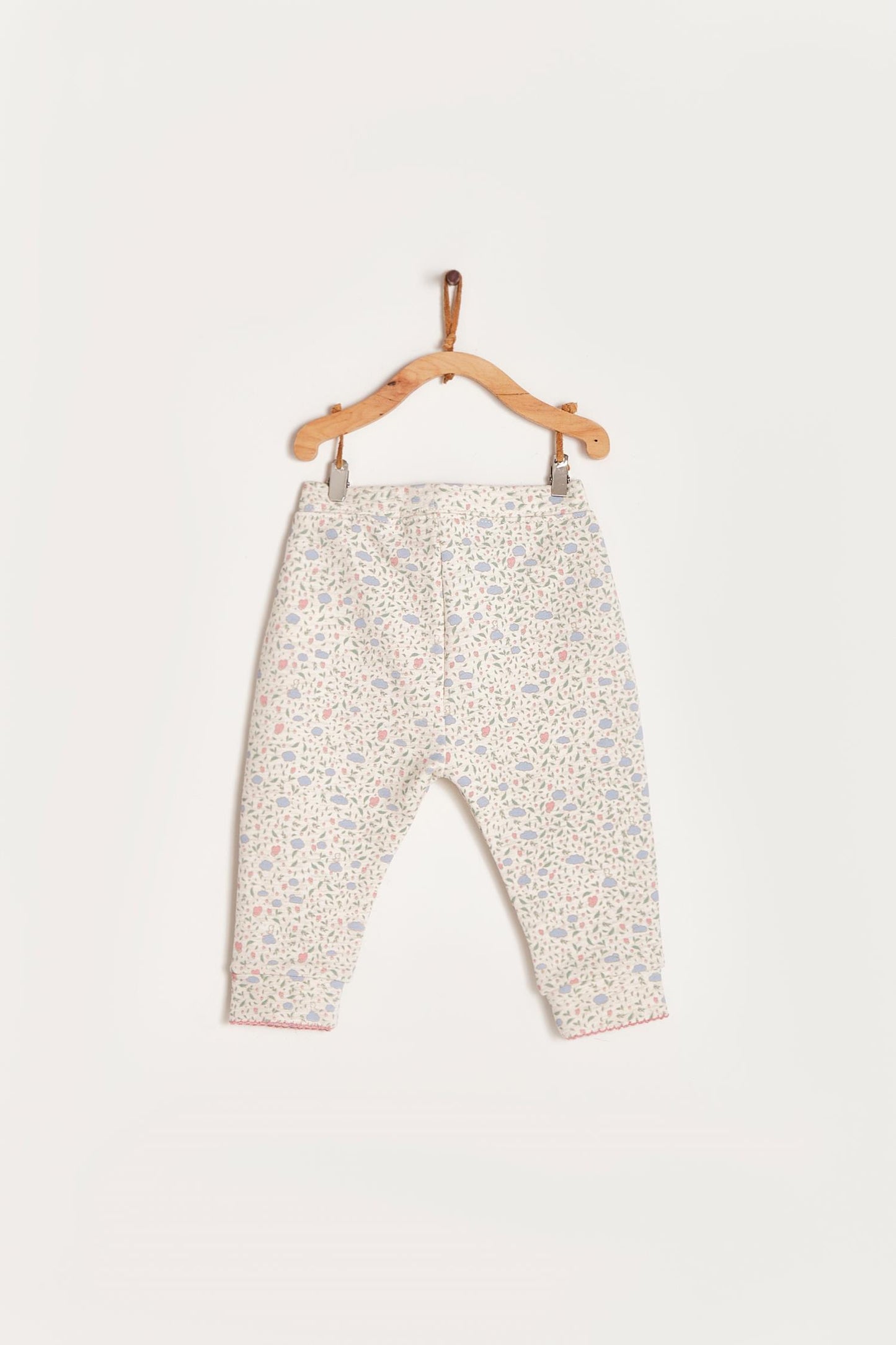 Super soft and comfortable baby leggings for everyday wear. Our Fall in Love print makes it especially cute for your little pretty baby! Combine it with any of our bodysuits and Fall in Love jumper for a complete look! Colour: Beige melange with pink and light-blue details. Composition: 95% Peruvian Pima cotton, 5% Elastane. Made in Peru. Machine wash cold.