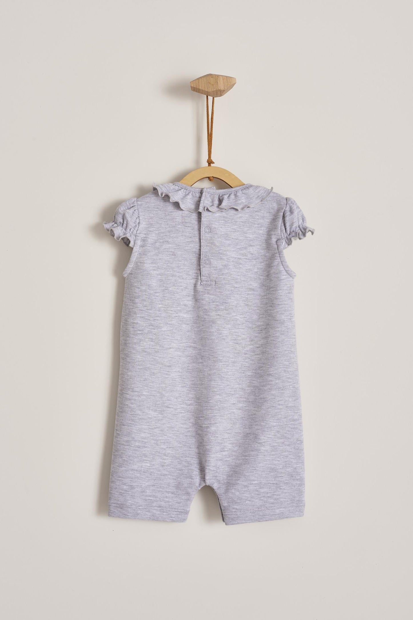 Our Pima Colours Maggie short-sleeves and short-pants romper is one of our signature baby outfits. Simply comfy and stylish, it features lovely ruffles. Ideal for your baby’s spring/summer wardrobe. Perfect for parties, playtime, or any occasion. Colour: Grey. Composition: 100% Peruvian Pima Cotton. Made in Peru. Machine washable. Safety warning: Keep away from fire.