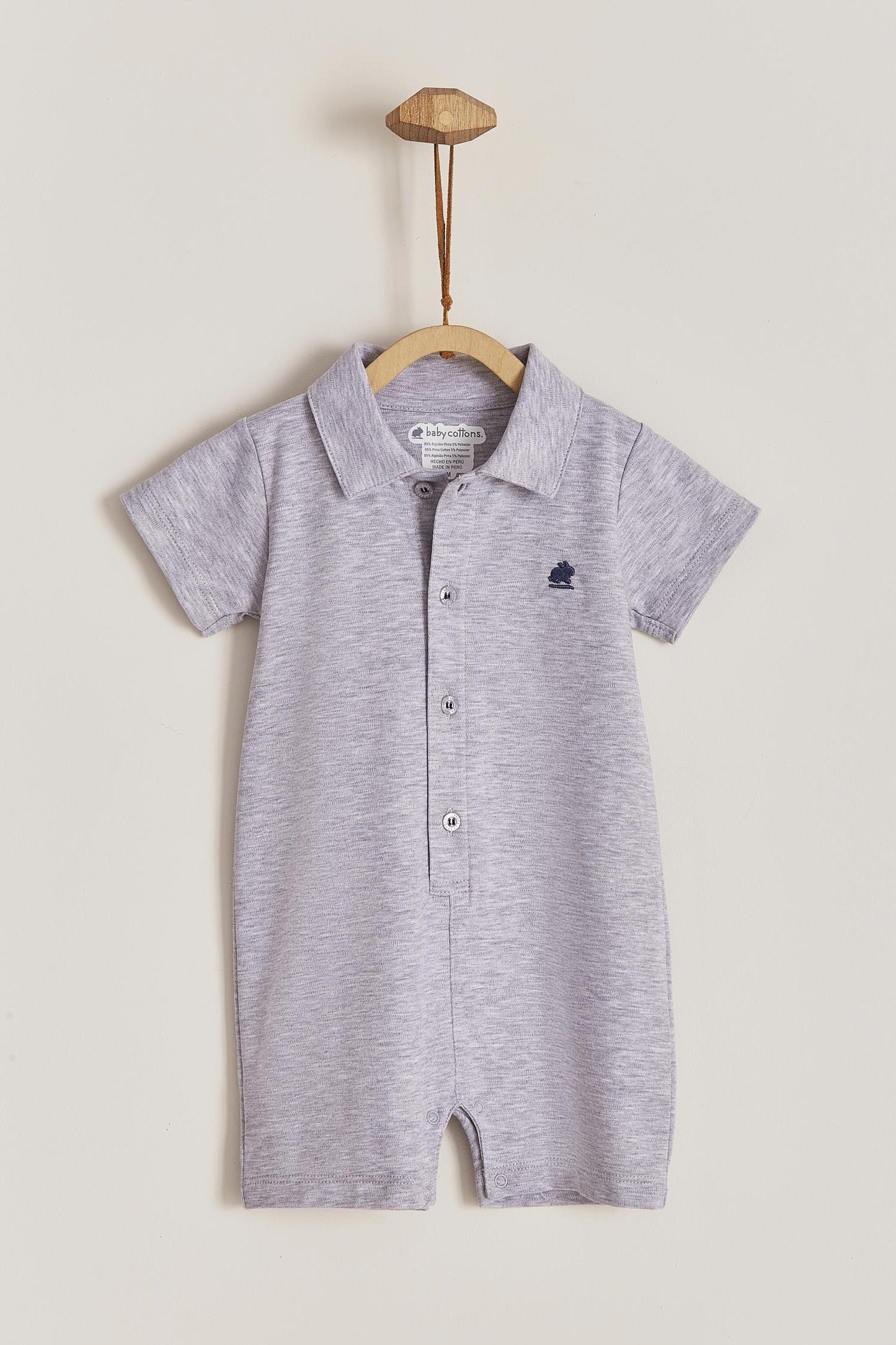 Our Pima Colours Joseph short-sleeves and short-pants romper is one of our signature baby outfits. Simply comfy and stylish, it features lovely ruffles. Ideal for your baby’s spring/summer wardrobe. Perfect for parties, playtime, or any occasion. Colour: Grey. Composition: 100% Peruvian Pima Cotton. Made in Peru. Machine washable. Safety warning: Keep away from fire.