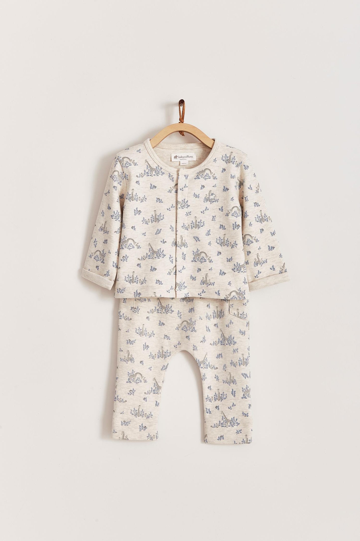 Perfect for your baby's delicate skin, Colette & Joa set of 2 pieces is made of the softest and most comfortable cotton fabric. Cardigan with snaps at the front and trousers with pockets, both printed with our cute little giraffes. Soft colours that give a classic look. Colour: Beige melange with blue and grey details. Composition: 100% Peruvian Pima cotton. Made in Peru. Machine wash cold.