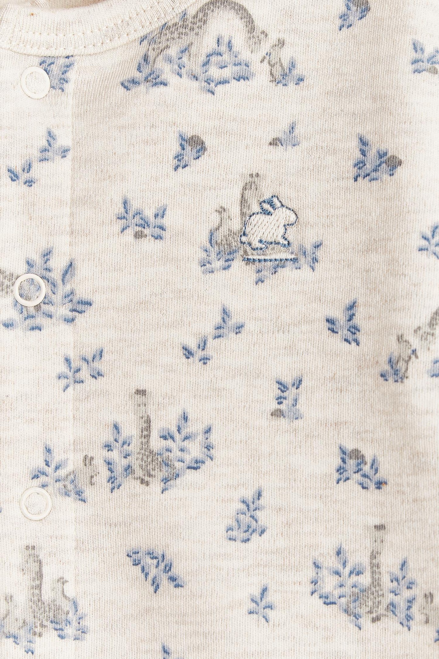 Perfect for your baby's delicate skin, Colette & Joa set of 2 pieces is made of the softest and most comfortable cotton fabric. Cardigan with snaps at the front and trousers with pockets, both printed with our cute little giraffes. Soft colours that give a classic look. Colour: Beige melange with blue and grey details. Composition: 100% Peruvian Pima cotton. Made in Peru. Machine wash cold.