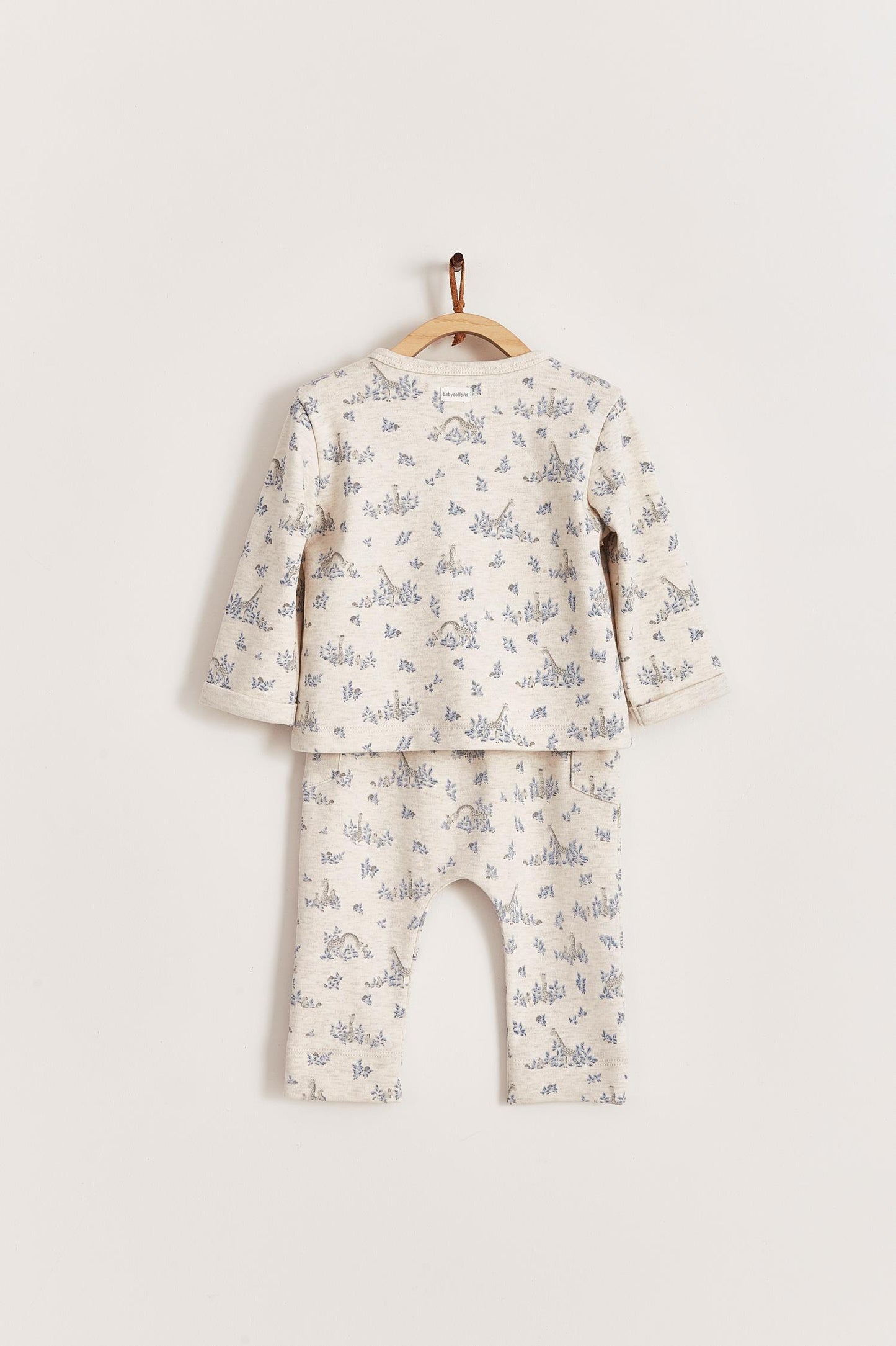 Perfect for your baby's delicate skin, Colette & Joa set of 2 pieces is made of the softest and most comfortable cotton fabric. Cardigan with snaps at the front and trousers with pockets, both printed with our cute little giraffes. Soft colours that give a classic look. Colour: Beige melange with blue and grey details. Composition: 100% Peruvian Pima cotton. Made in Peru. Machine wash cold.