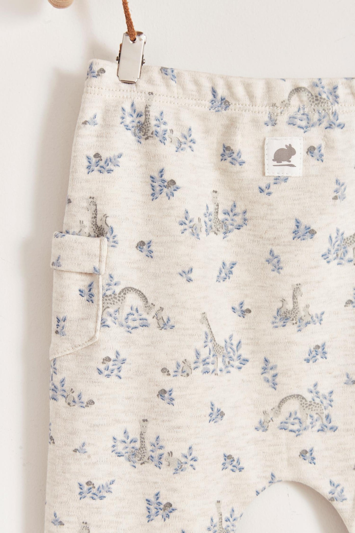 Perfect for your baby's delicate skin, Colette & Joa set of 2 pieces is made of the softest and most comfortable cotton fabric. Cardigan with snaps at the front and trousers with pockets, both printed with our cute little giraffes. Soft colours that give a classic look. Colour: Beige melange with blue and grey details. Composition: 100% Peruvian Pima cotton. Made in Peru. Machine wash cold.