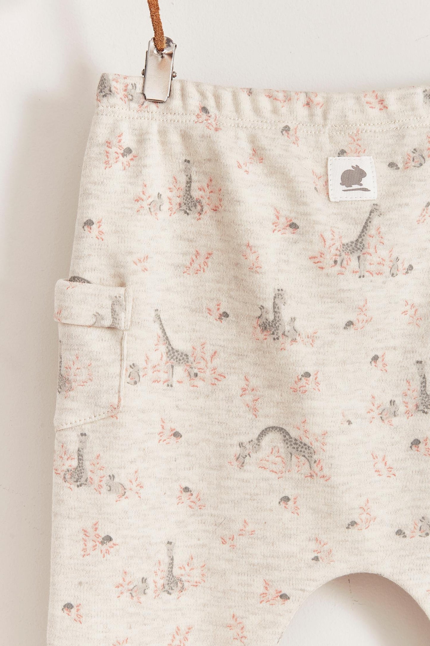 Perfect for your baby's delicate skin, Colette & Joa set of 2 pieces is made of the softest and most comfortable cotton fabric. Cardigan with snaps at the front and trousers with pockets, both printed with our cute little giraffes. Soft colours that give a classic look. Colour: Beige melange with pink and grey details. Composition: 100% Peruvian Pima cotton. Made in Peru. Machine wash cold.