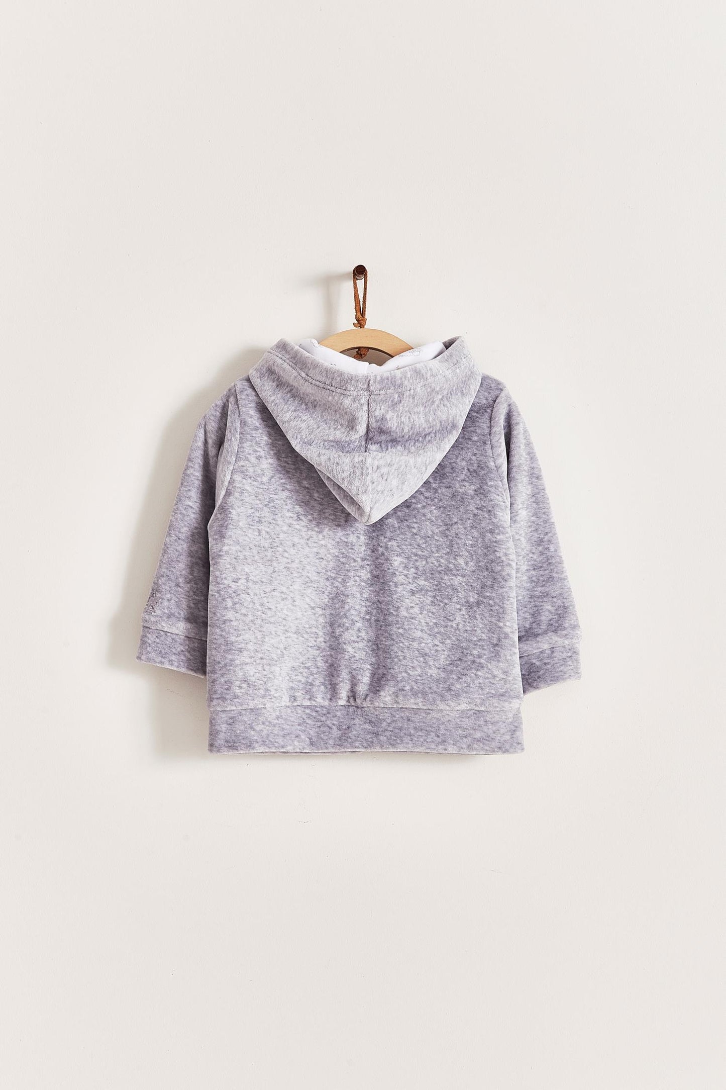Ideal for winter, this is the sweetest plush hoodie! Fully lined with printed Pima cotton. Pockets and embroidery at the front. Colour: Grey. Composition: Lining: 100% Pima cotton. Outer: 85% cotton, 15% polyester. Made in Peru. Machine washable.