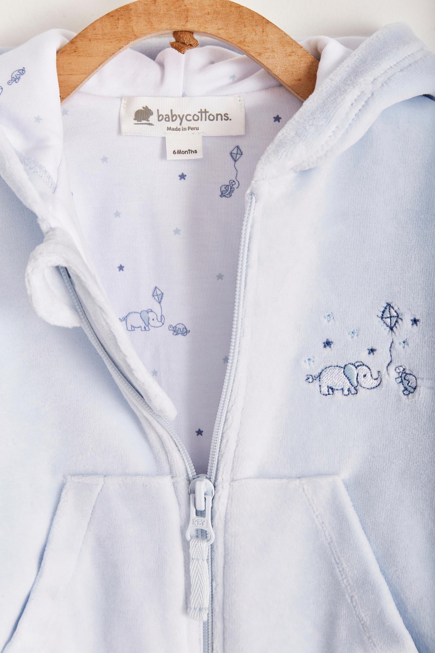 Ideal for winter, this is the sweetest plush hoodie! Fully lined with printed Pima cotton. Pockets and embroidery at the front. Colour: Light-blue. Composition: Lining: 100% Pima cotton. Outer: 85% cotton, 15% polyester. Made in Peru. Machine washable.