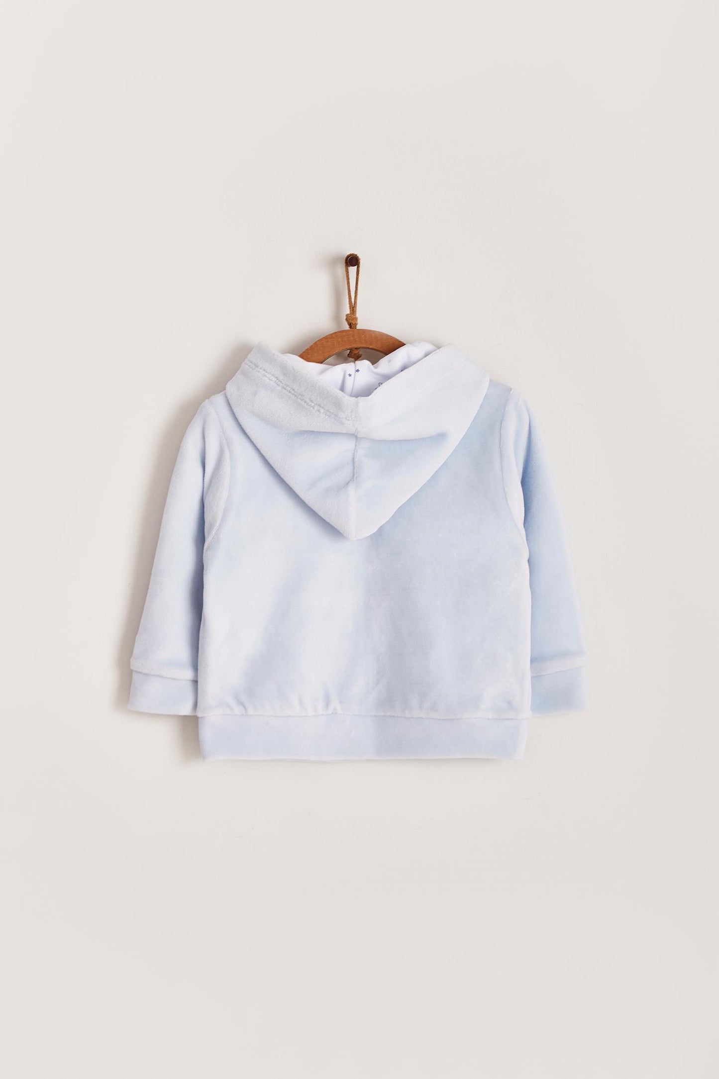 Ideal for winter, this is the sweetest plush hoodie! Fully lined with printed Pima cotton. Pockets and embroidery at the front. Colour: Light-blue. Composition: Lining: 100% Pima cotton. Outer: 85% cotton, 15% polyester. Made in Peru. Machine washable.