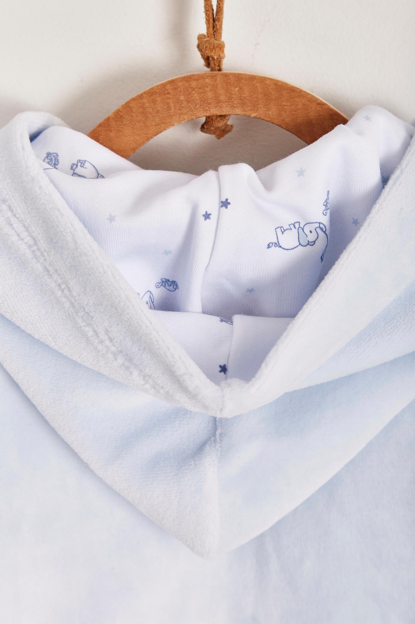 Ideal for winter, this is the sweetest plush hoodie! Fully lined with printed Pima cotton. Pockets and embroidery at the front. Colour: Light-blue. Composition: Lining: 100% Pima cotton. Outer: 85% cotton, 15% polyester. Made in Peru. Machine washable.