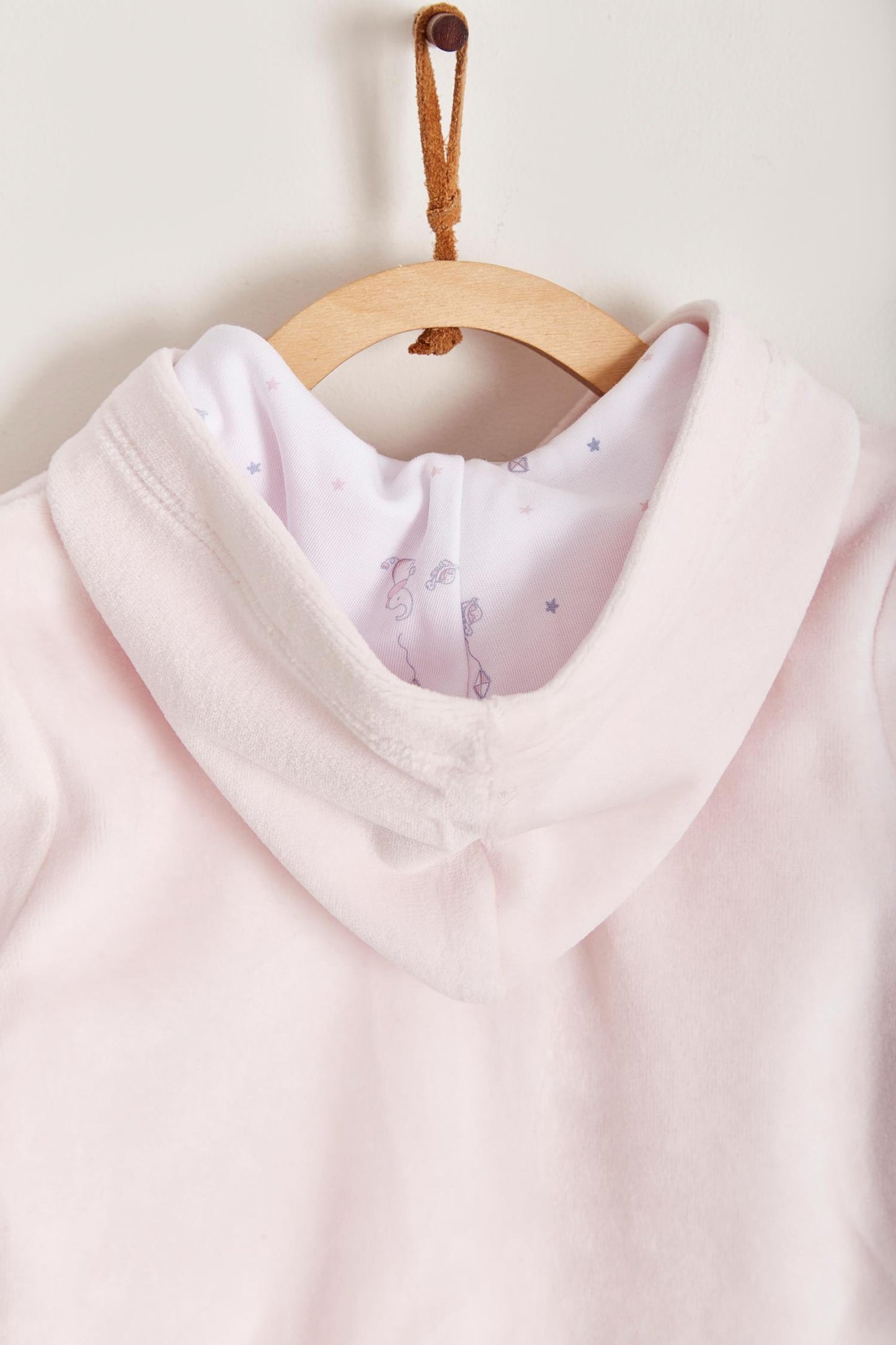 Ideal for winter, this is the sweetest plush hoodie! Fully lined with printed Pima cotton. Pockets and embroidery at the front. Colour: Pink. Composition: Lining: 100% Pima cotton. Outer: 85% cotton, 15% polyester. Made in Peru. Machine washable.