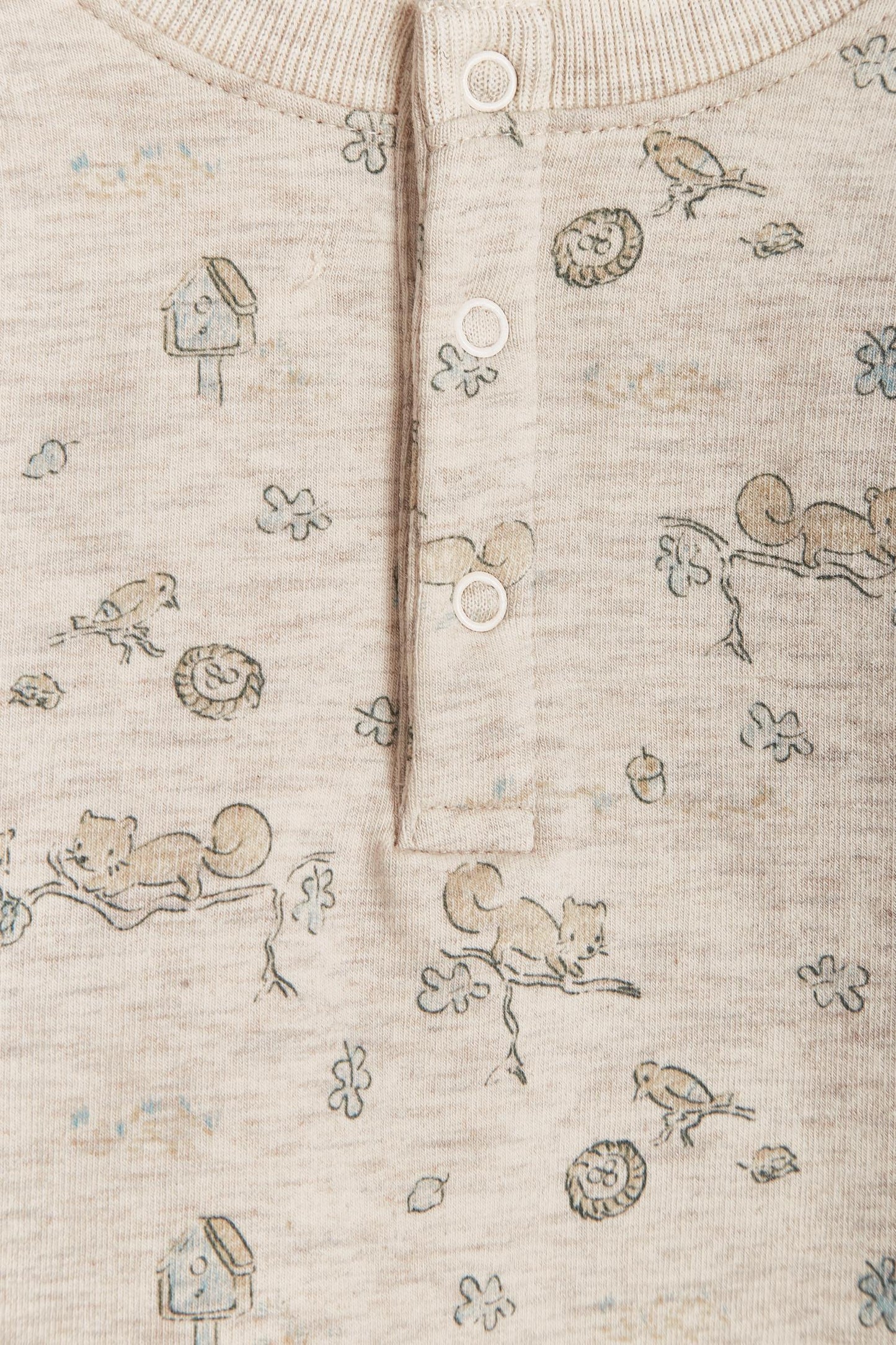 Keep your little one warm and comfortable with our baby sweatshirt, fully printed with our cute Odette Adventures collection. Round neckline and snaps closure at the back. Match it with our Odette pants for the sweetest look! Colour: Beige melange with light-brown and green details. Composition: 100% Peruvian Pima cotton. Made in Peru. Machine wash cold.