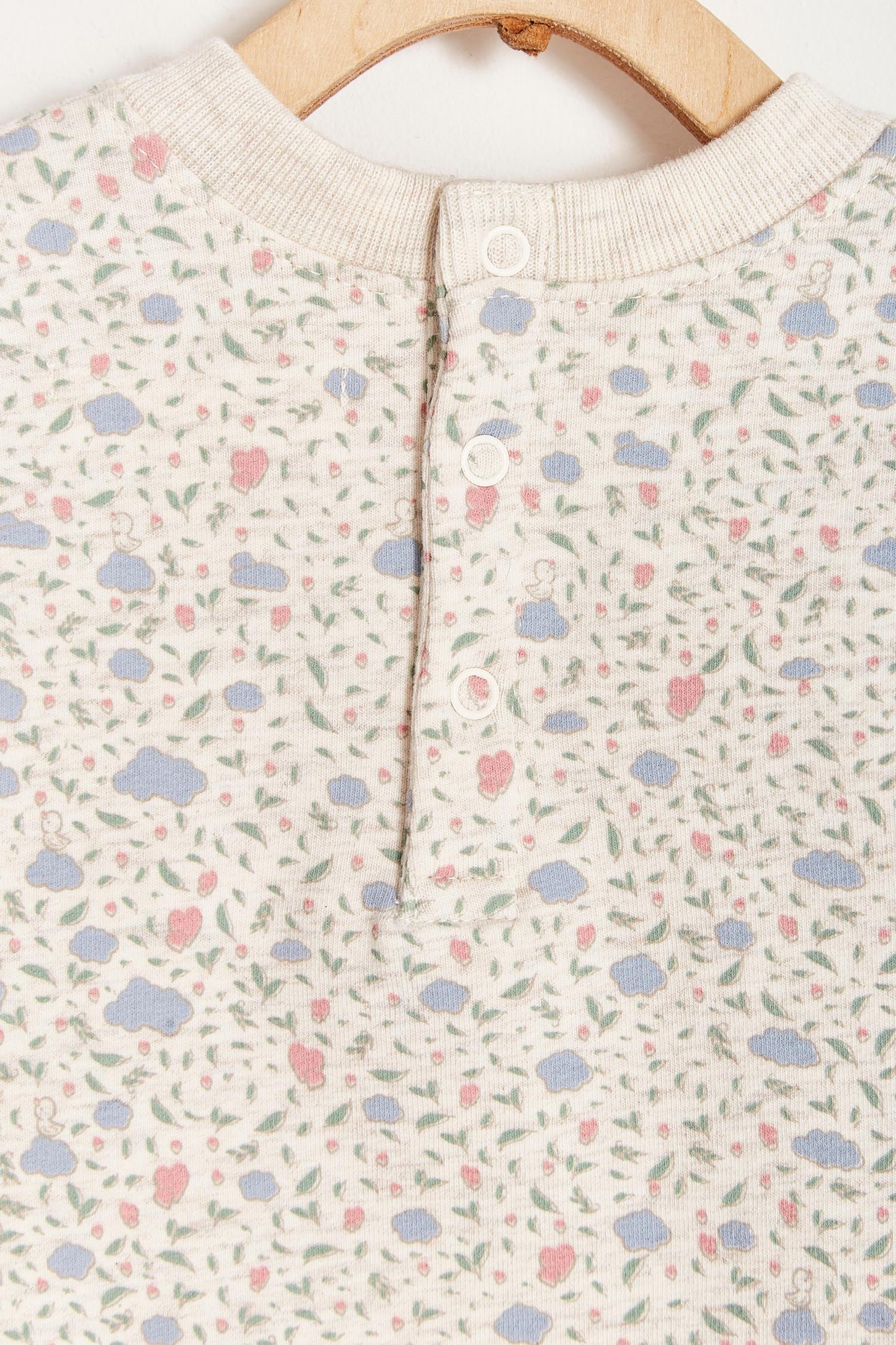 Keep your little one warm and comfortable with our baby sweatshirt, fully printed with our cutest Fall in Love print. Round neckline and snaps closure at the back. Match it with our Fall in Love pants for the sweetest look! Colour: Beige melange with pink and light-blue details. Composition: 100% Peruvian Pima cotton. Made in Peru. Machine wash cold.