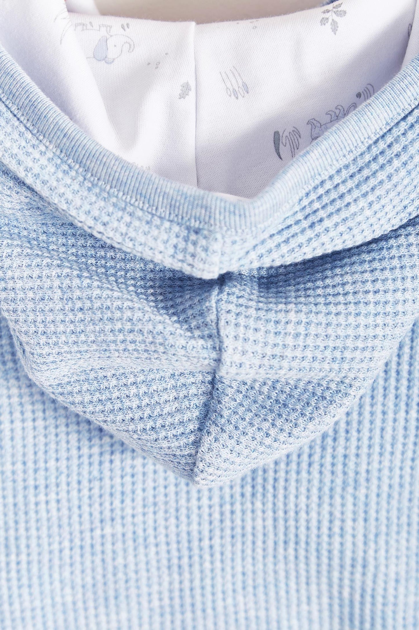Ideal for winter, Mini Safari Waffle cardigan is super cute and comfortable for babies. Fully lined with printed Pima cotton, outsite is one-color waffle styled. Combine it with our mini safari waffle pants, and mini safari bodysuit for a complete look. Colour: Light-blue. Composition: 100% Peruvian Pima cotton Made in Peru. Machine washable.