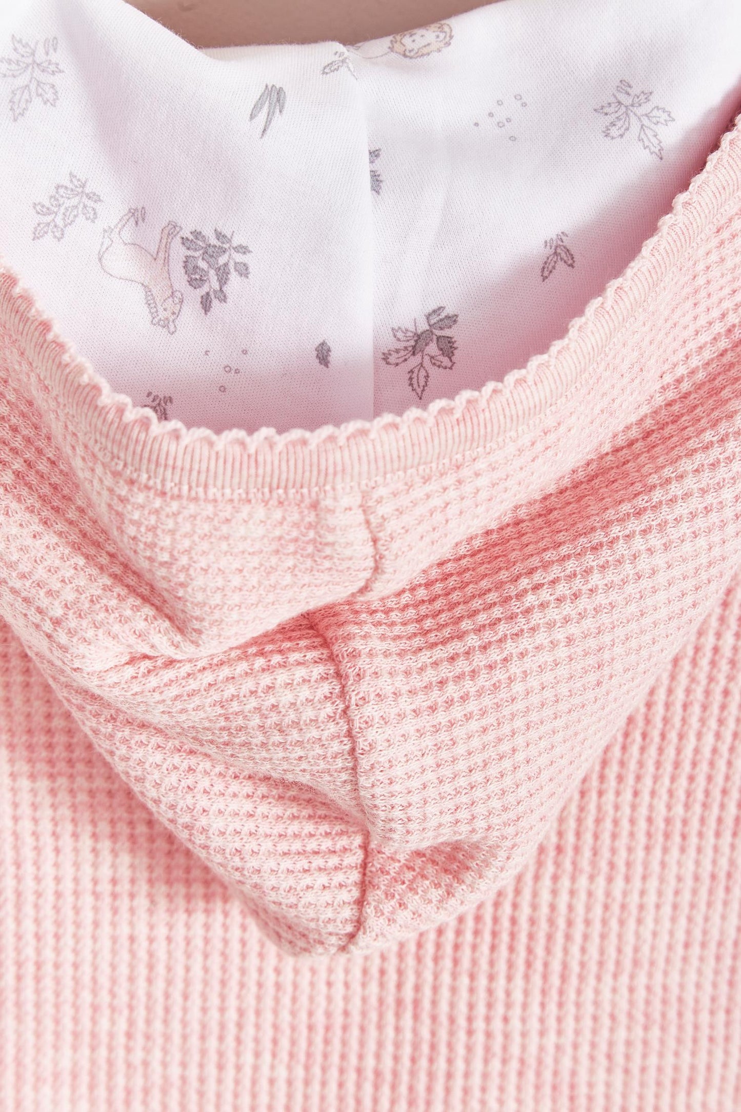 Ideal for winter, Mini Safari Waffle cardigan is super cute and comfortable for babies. Fully lined with printed Pima cotton, outside is one-color waffle styled. Combine it with our mini safari waffle pants, and mini safari bodysuit for a complete look. Colour: Pink. Composition: 100% Peruvian Pima cotton Made in Peru. Machine washable.