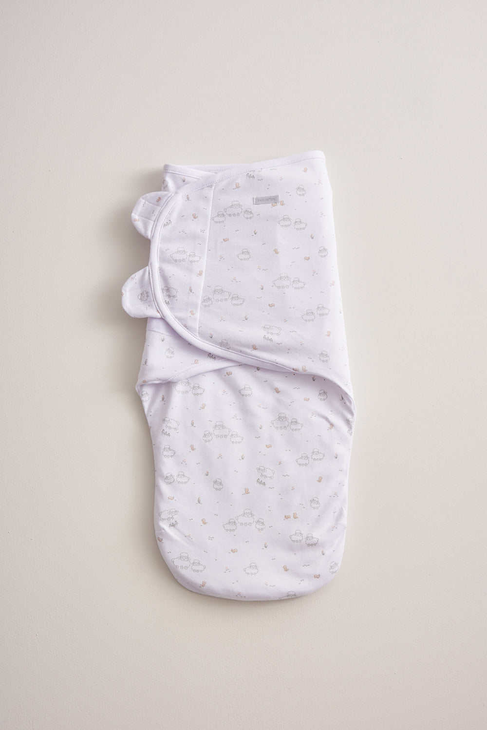 Ensure your baby gets the most comfortable, long-lasting, and quality sleep in the softest Pima Cotton swaddle. Printed with little sheets and delicate details Easily adjusted and simple to use makes our swaddles the perfect fit for any newborn. Measures approx: 71 cm x 46 cm Composition: 100% Peruvian Pima Cotton. Made in Perú. Machine washable.