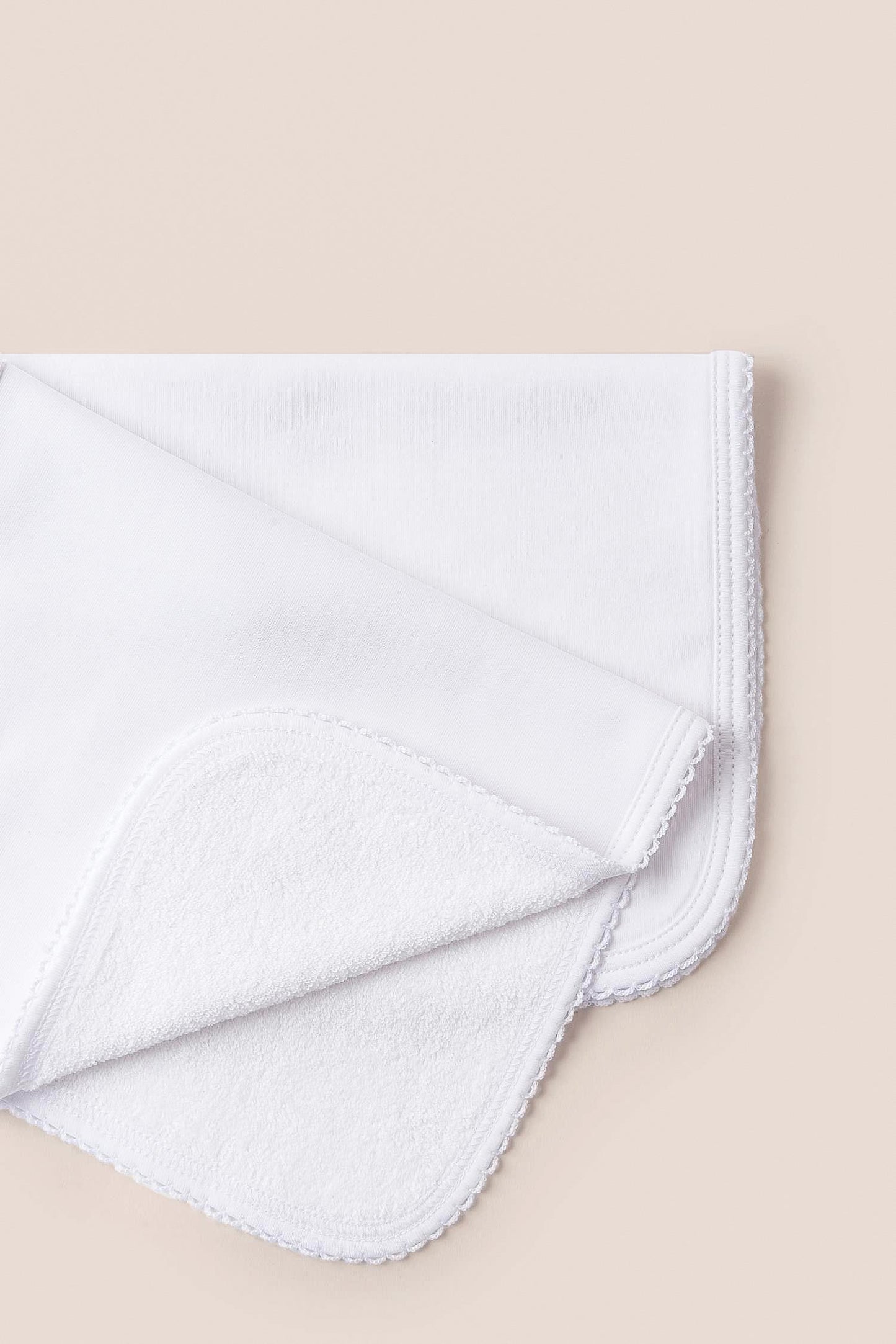 Essential set of two cute and ultra soft burp cloths, a must have for your little one with our lovely logo embroidered! Two Pima cotton burp cloths of approx. 18 cm x 36 cm designed with picot edging. Reverse side has absorbent towel for extra comfort. This product is a MUST have! Composition: 100% Pima Cotton. Made in Peru. Machine washable.