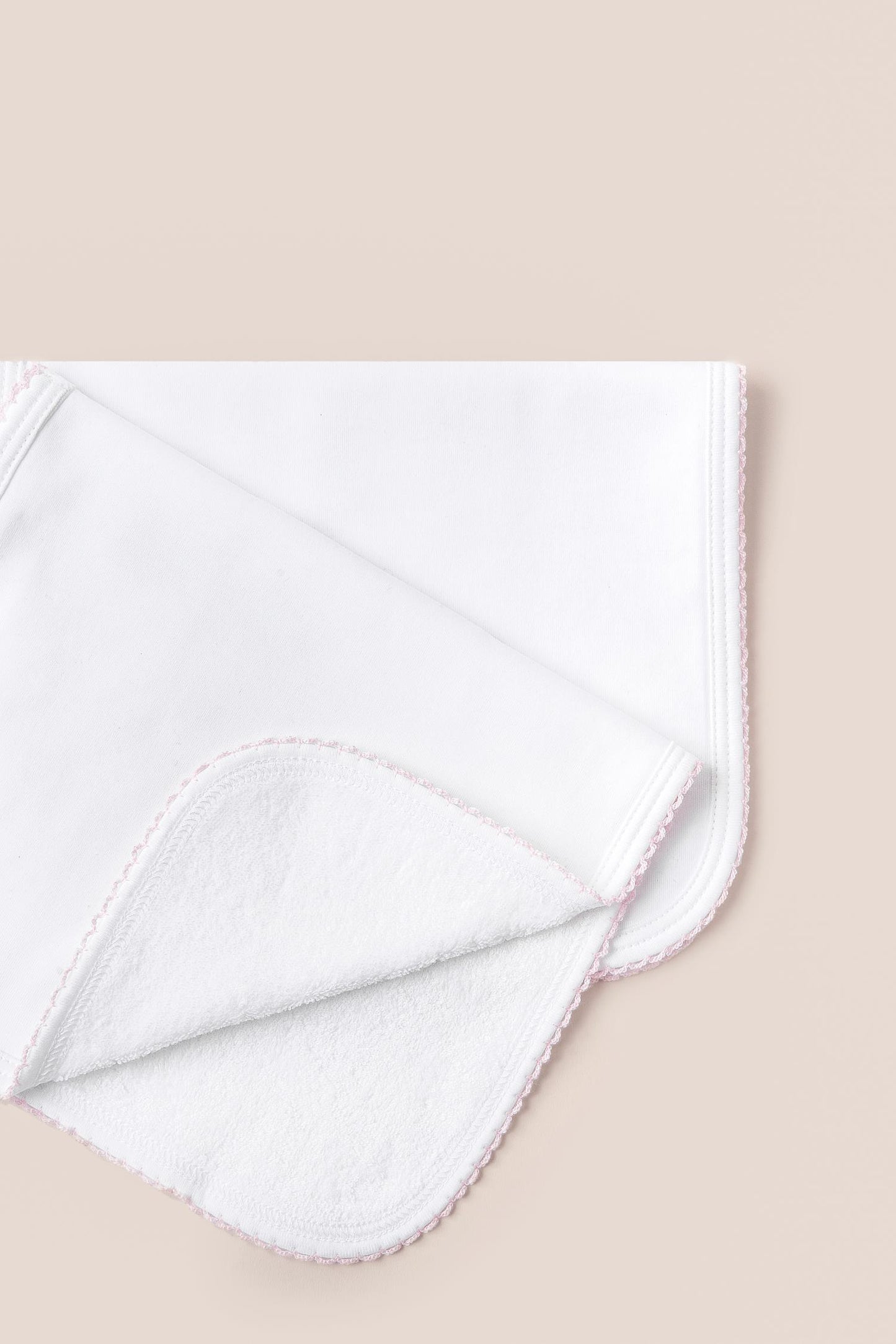 Essential set of two cute and ultra soft burp cloths, a must have for your little one with our lovely logo embroidered! Two Pima cotton burp cloths of approx. 18 cm x 36 cm designed with picot edging. Reverse side has absorbent towel for extra comfort. This product is a MUST have! Composition: 100% Pima Cotton. Made in Peru. Machine washable.
