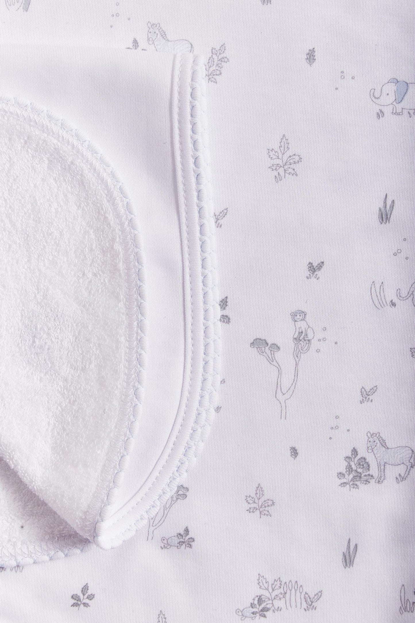 Protect your clothes after feeding with this set of two cute and ultra soft burp clothes! Two Pima cotton burp clothes of approx. 18 cm x 36 cm, one with full print and the other one plain white with two embroidered giraffes. Reverse side has absorbent towel for extra comfort. This product is a MUST have! Composition: 100% Pima Cotton. Made in Peru. Machine washable.