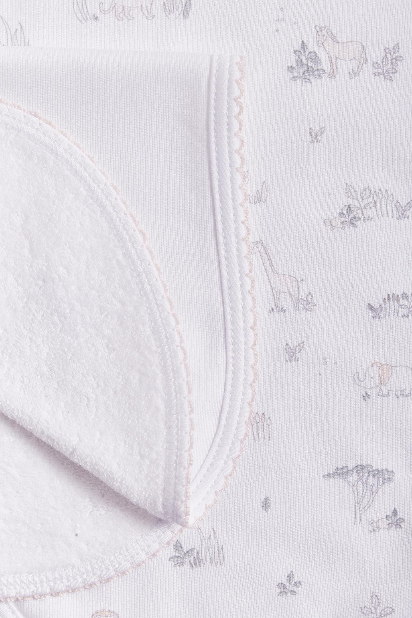 Protect your clothes after feeding with this set of two cute and ultra soft burp clothes! Two Pima cotton burp clothes of approx. 18 cm x 36 cm, one with our Mini Safari print and the other one plain white with embroidered giraffes. Reverse side has absorbent towel for extra comfort. This product is a MUST have! Composition: 100% Pima Cotton. Made in Peru. Machine washable.