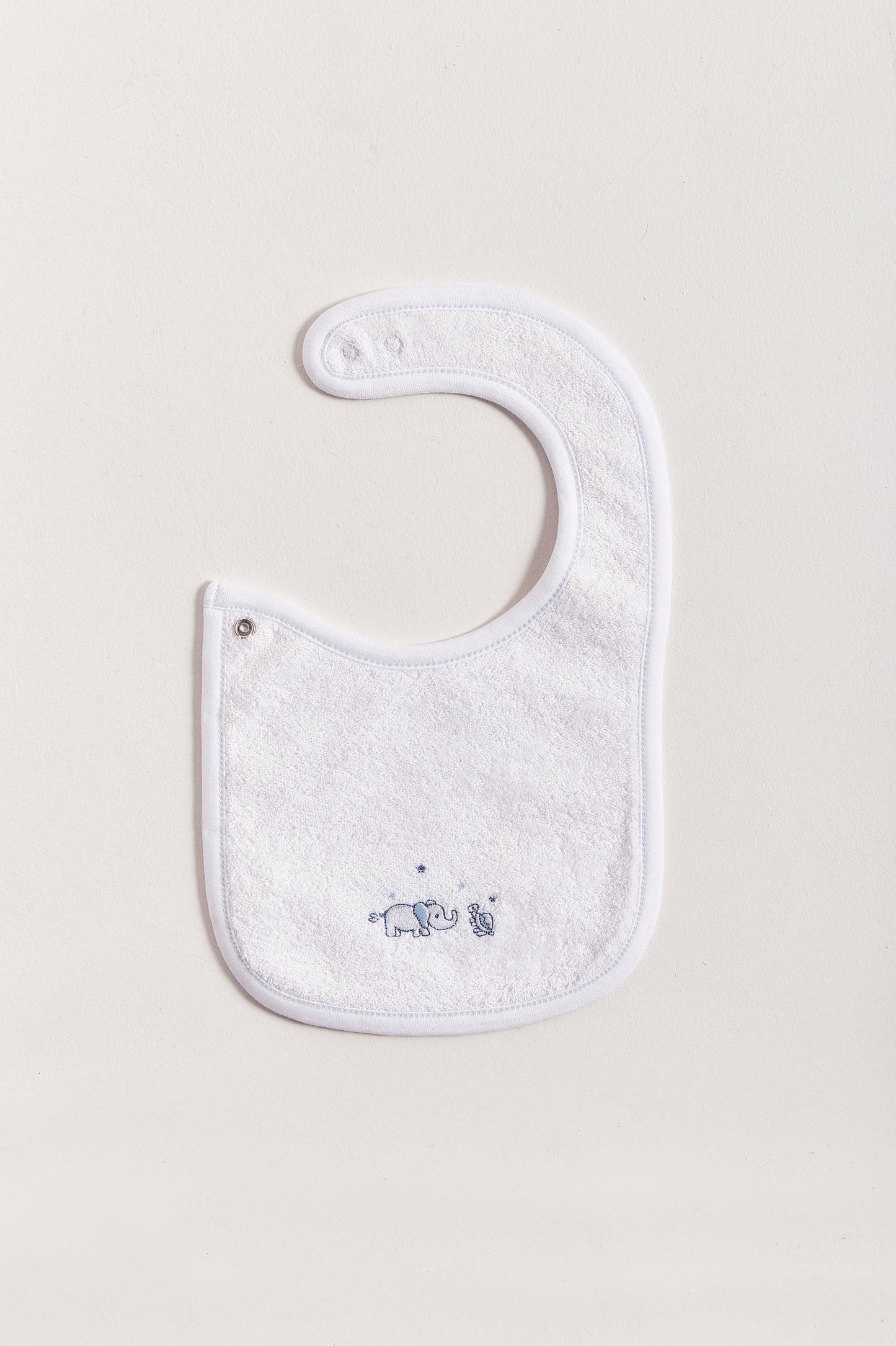 This Celine & Bernie bib is perfect to fit while your baby grows from 0 to 6 months. It helps to keep teething baby dry and neat and it’s also versatile enough for any daily outfit. Front side comes with a full print of our blue Celine & Bernie collection, and reverse side has absorbent towel for extra comfort. Clasp closure. Composition: 100% Peruvian Pima Cotton. Made in Peru. Machine washable.
