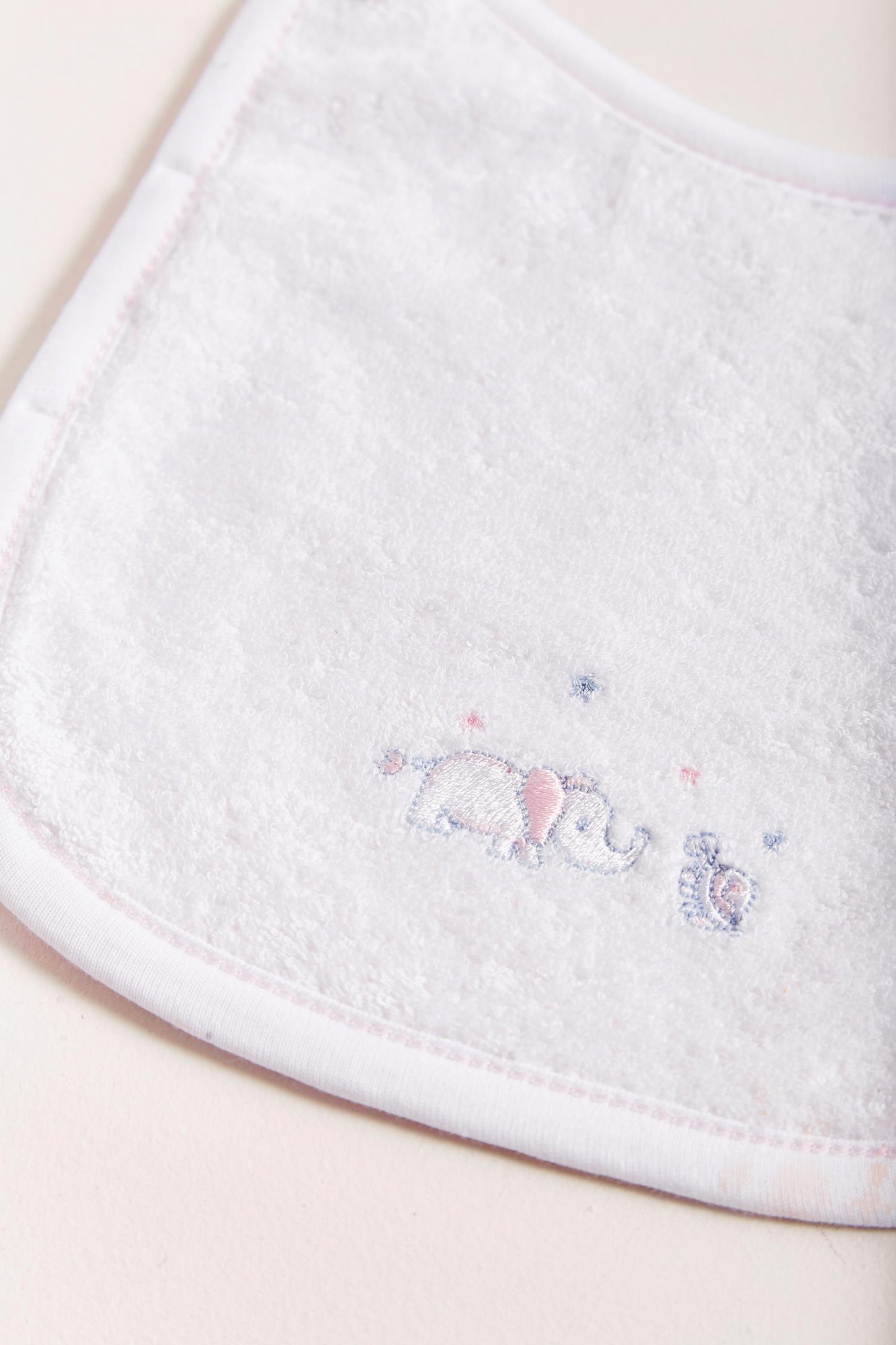 This Celine & Bernie bib is perfect to fit while your baby grows from 0 to 6 months. It helps to keep teething baby dry and neat and it’s also versatile enough for any daily outfit. Front side comes with a full print of our blue Celine & Bernie collection, and reverse side has absorbent towel for extra comfort. Clasp closure. Composition: 100% Peruvian Pima Cotton. Made in Peru. Machine washable.