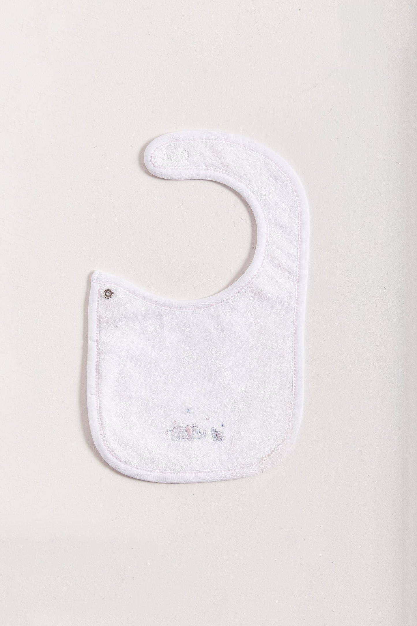 This Celine & Bernie bib is perfect to fit while your baby grows from 0 to 6 months. It helps to keep teething baby dry and neat and it’s also versatile enough for any daily outfit. Front side comes with a full print of our blue Celine & Bernie collection, and reverse side has absorbent towel for extra comfort. Clasp closure. Composition: 100% Peruvian Pima Cotton. Made in Peru. Machine washable.